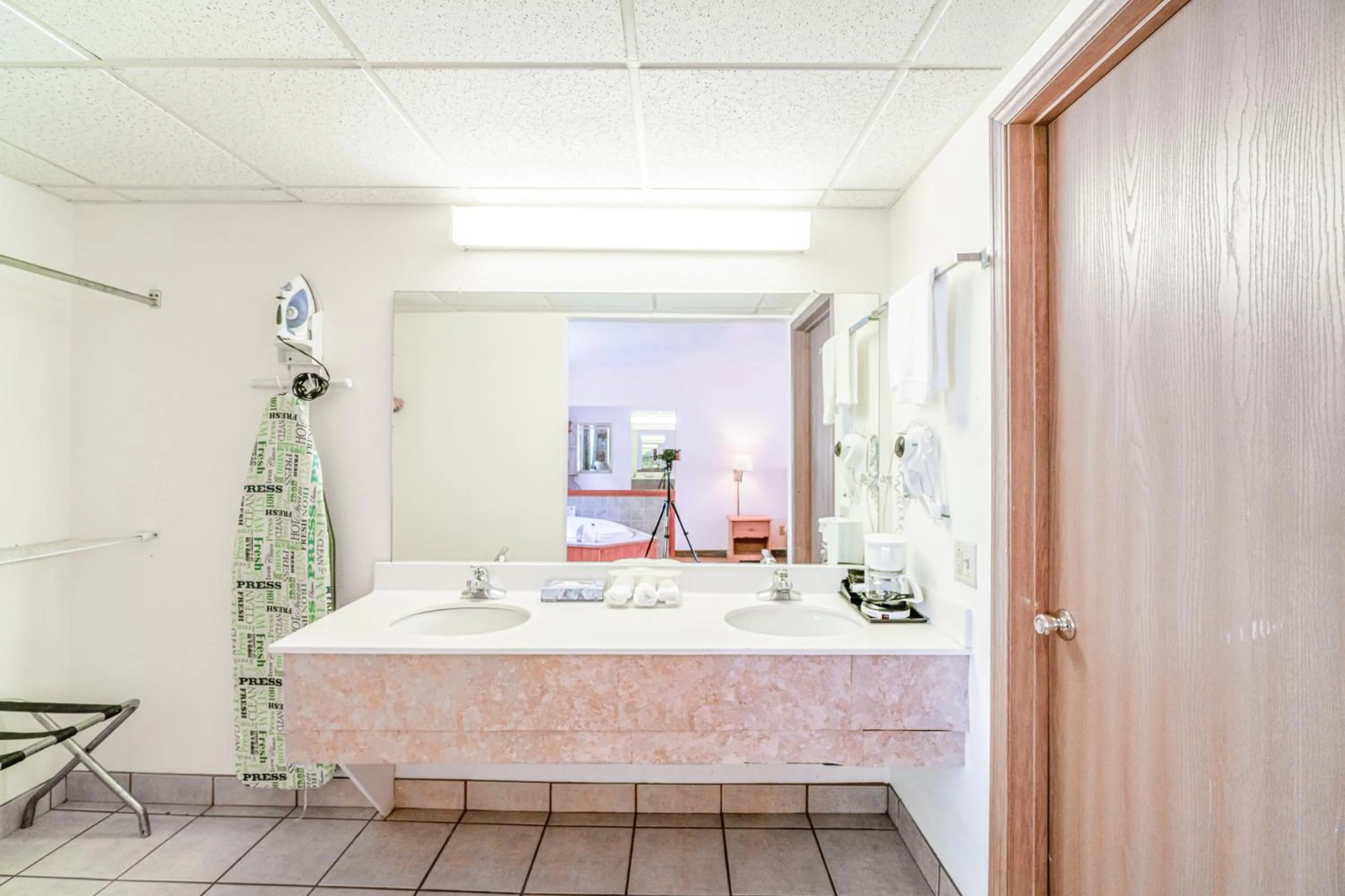 Bathroom in Hotel O Eureka Springs - Christ of Ozark Area