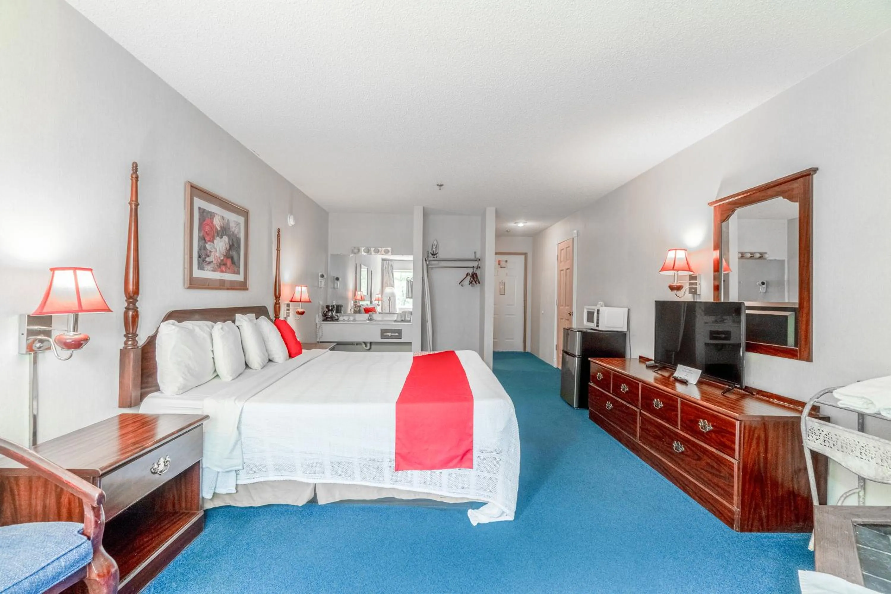 Bedroom, Bed in Hotel O Eureka Springs - Christ of Ozark Area