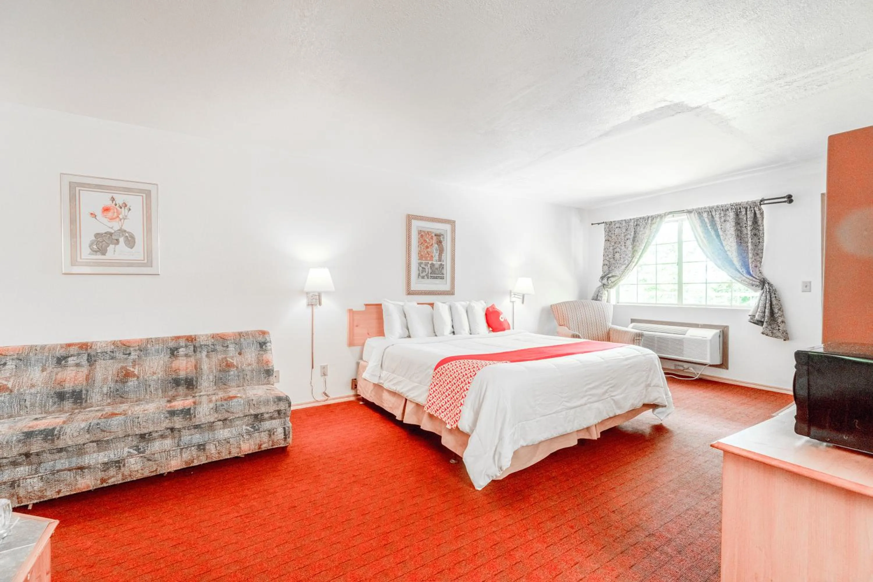 Bedroom, Bed in Hotel O Eureka Springs - Christ of Ozark Area