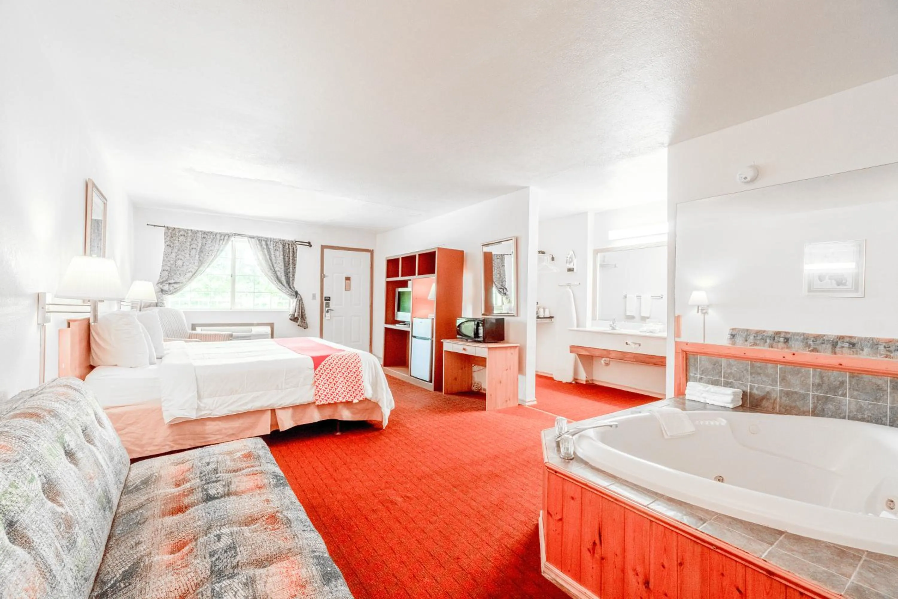 Bedroom, Bed in Hotel O Eureka Springs - Christ of Ozark Area