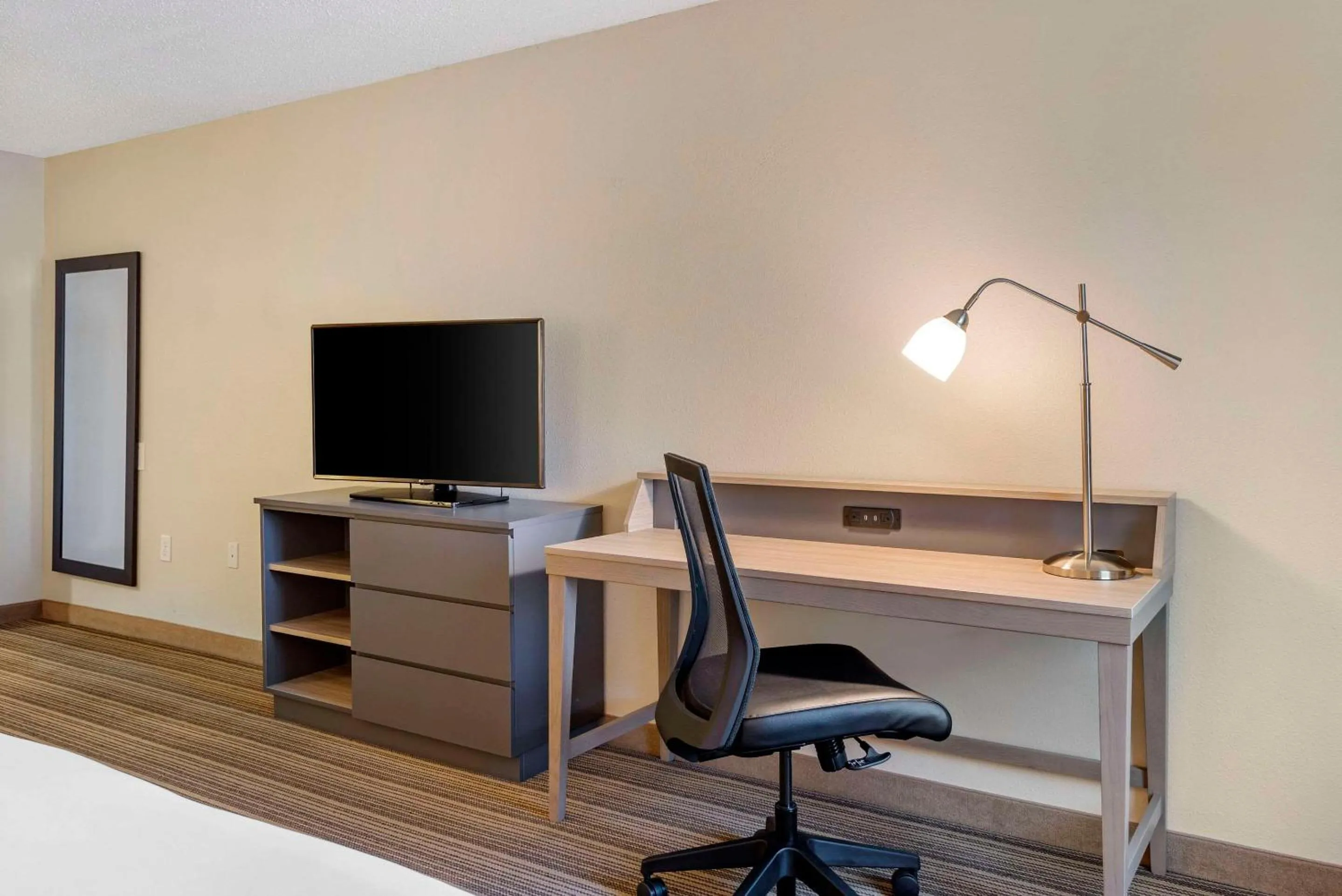 Bedroom in Country Inn & Suites by Radisson, Atlanta Galleria-Ballpark, GA