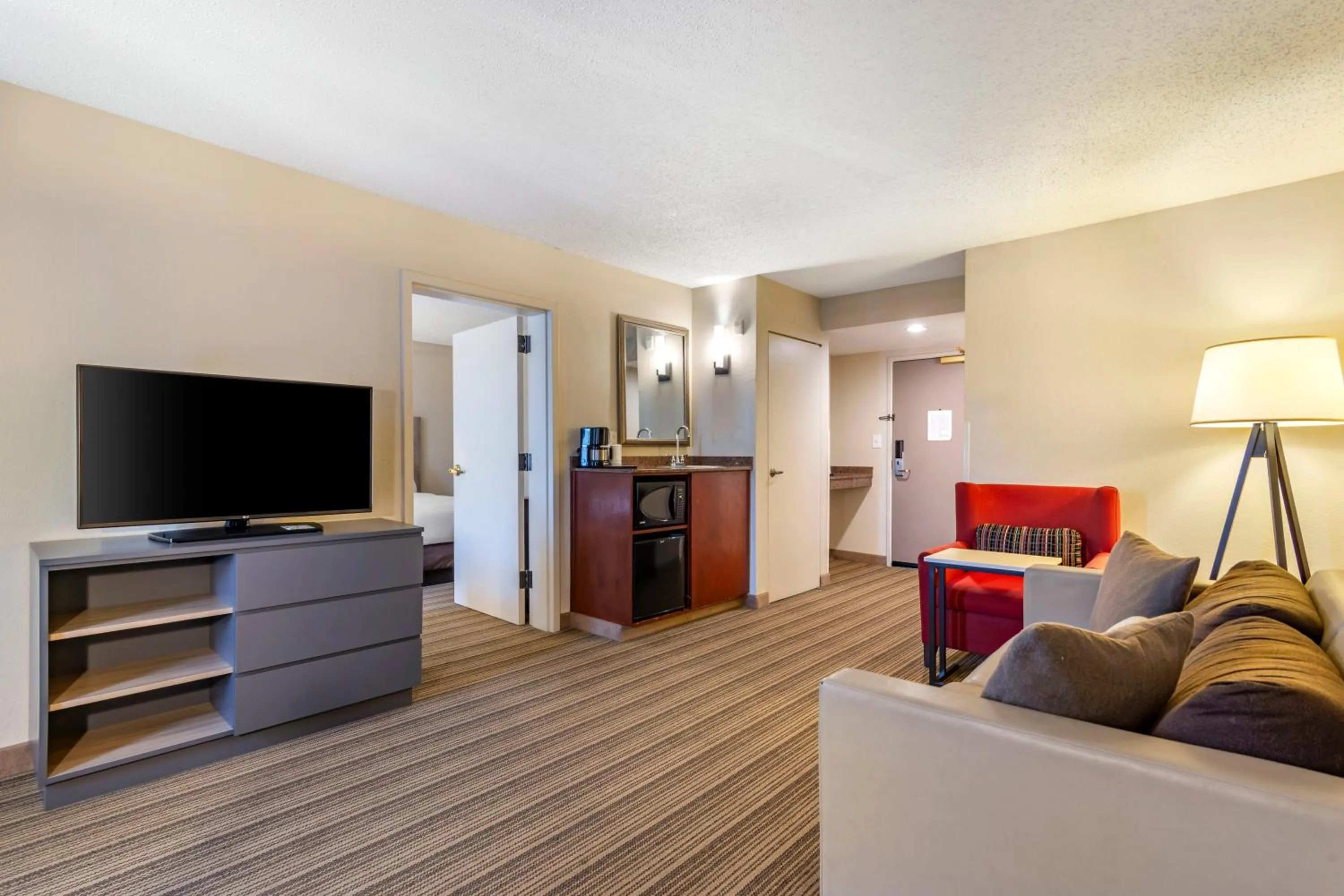 Living room in Country Inn & Suites by Radisson, Atlanta Galleria-Ballpark, GA