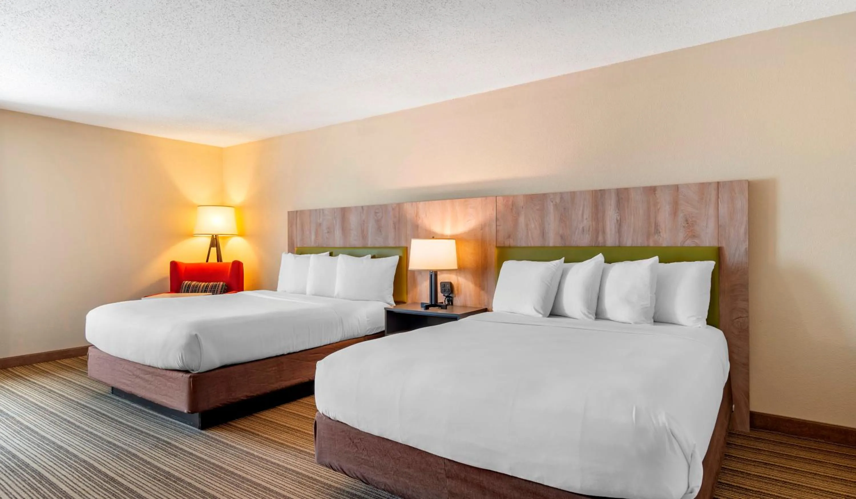 Bed in Country Inn & Suites by Radisson, Atlanta Galleria-Ballpark, GA