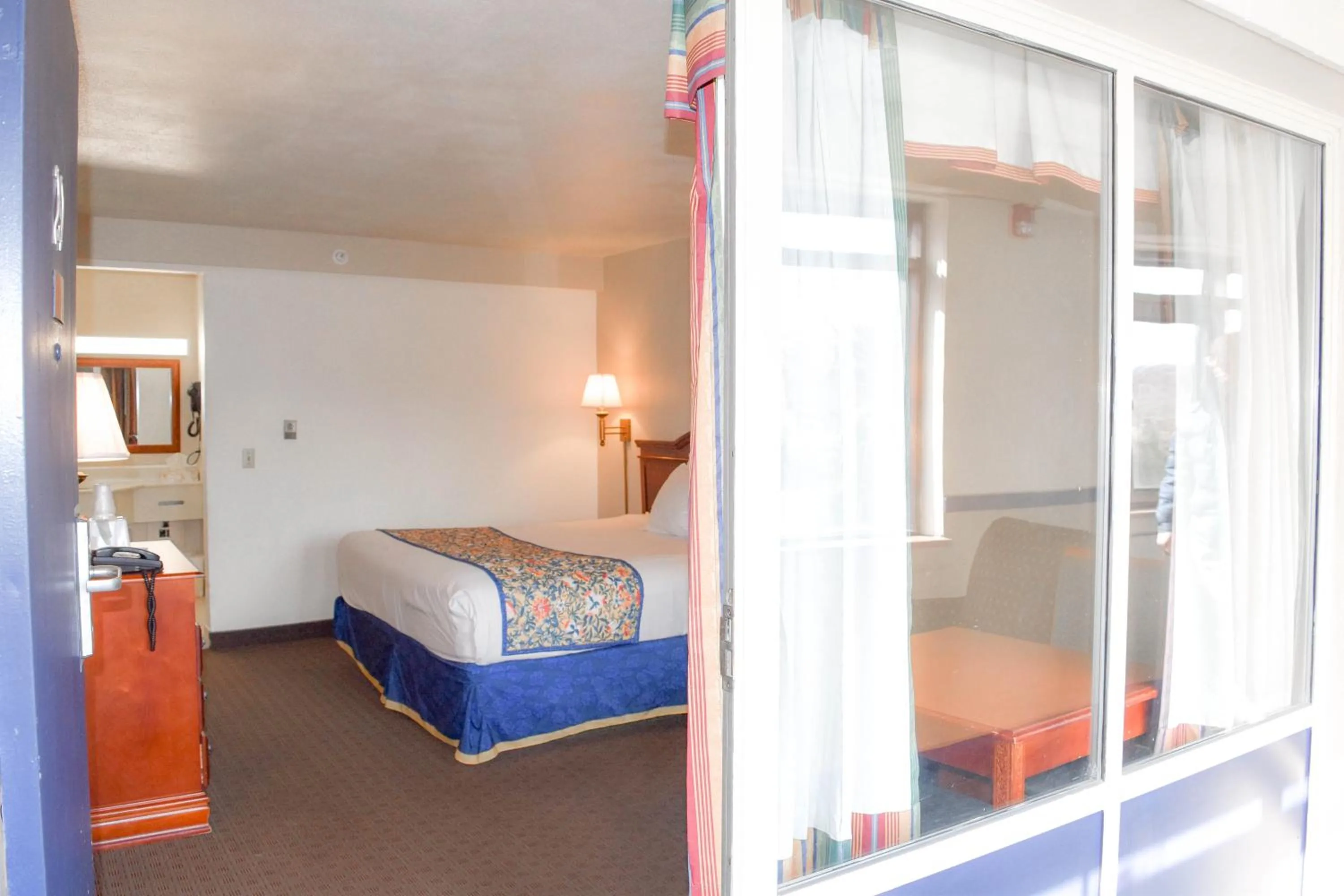 Bed in Attleboro Motor Inn