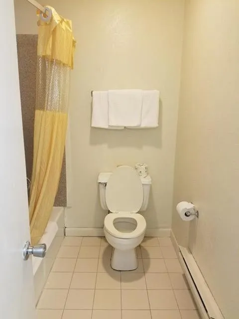 Bathroom in Attleboro Motor Inn