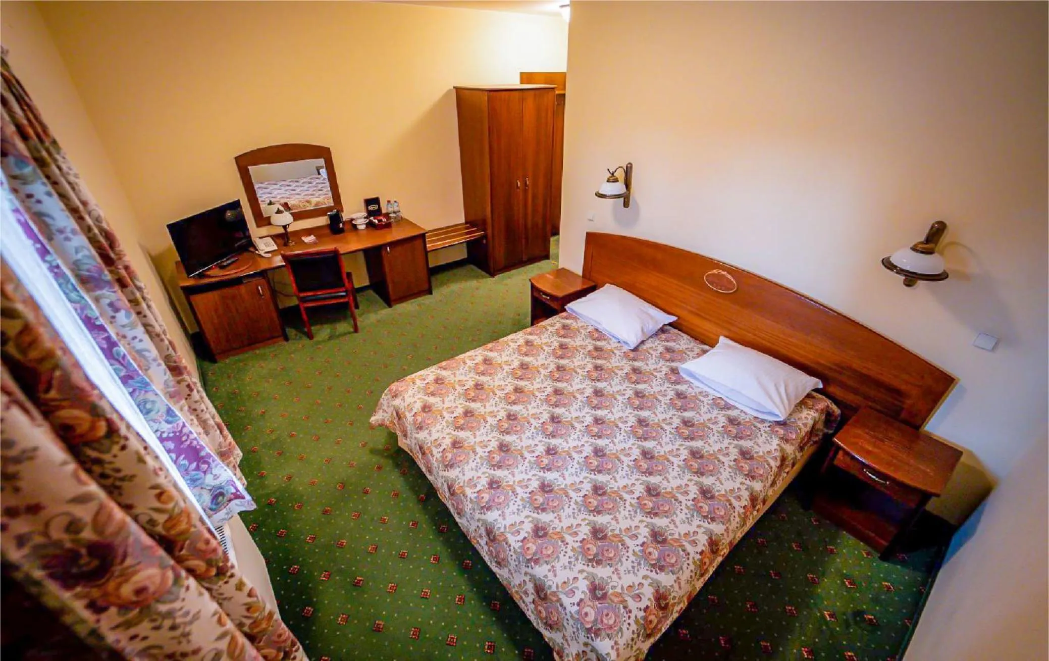 Communal lounge/ TV room, Bed in Hotel Górski