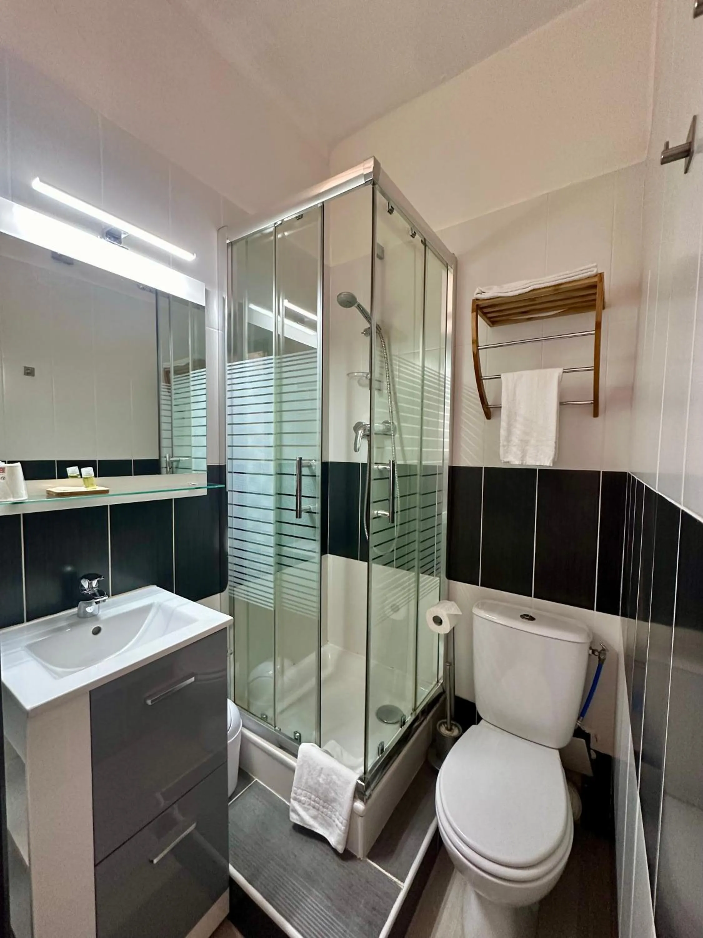 Bathroom in Hôtel Parc Mazon-Biarritz