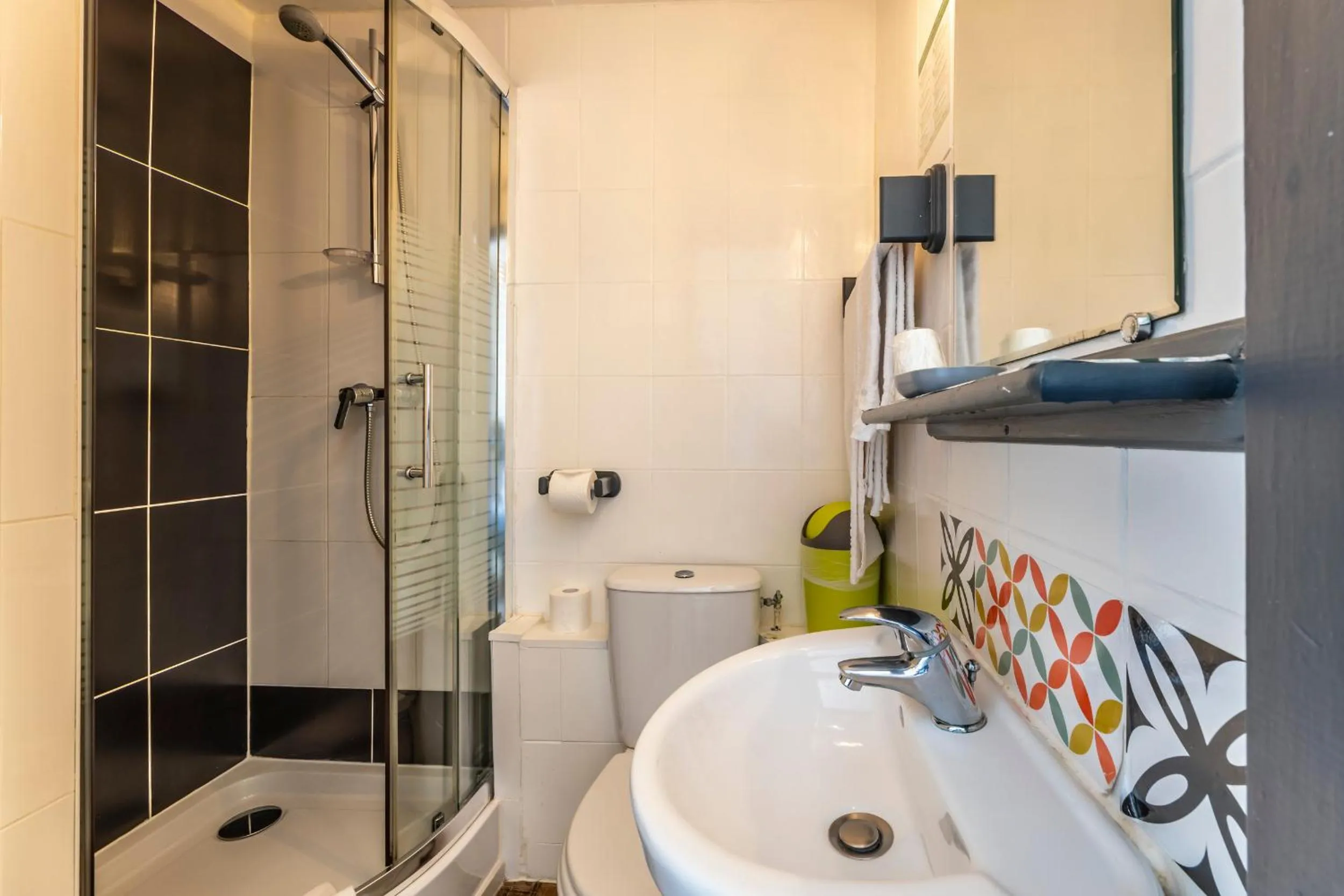 Shower in Hôtel Parc Mazon-Biarritz