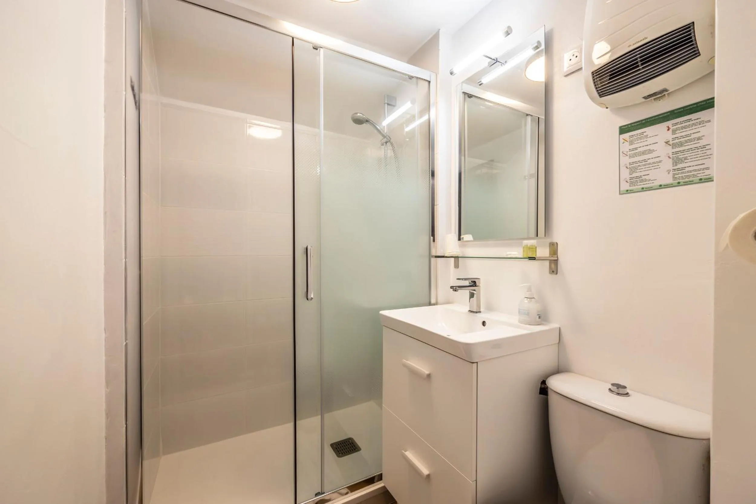 Shower in Hôtel Parc Mazon-Biarritz