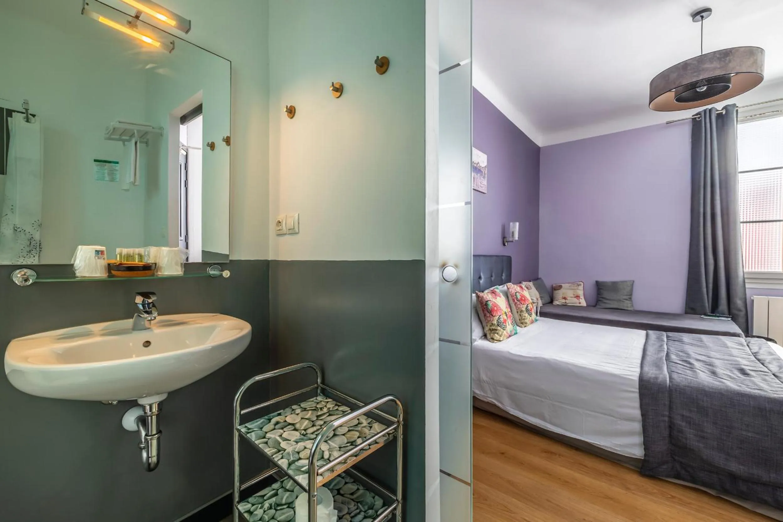 Toilet, Bed in Hôtel Parc Mazon-Biarritz