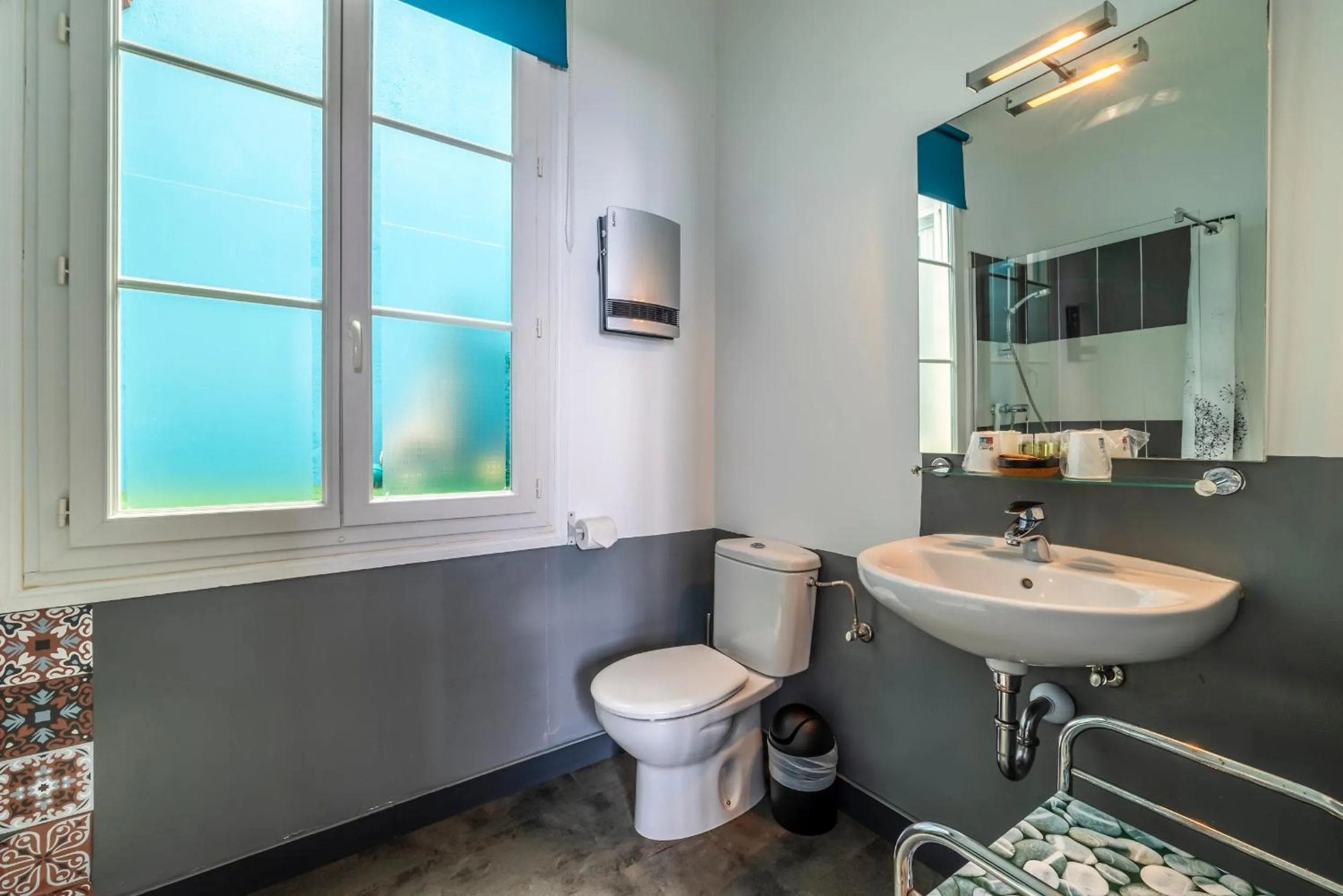 Shower in Hôtel Parc Mazon-Biarritz