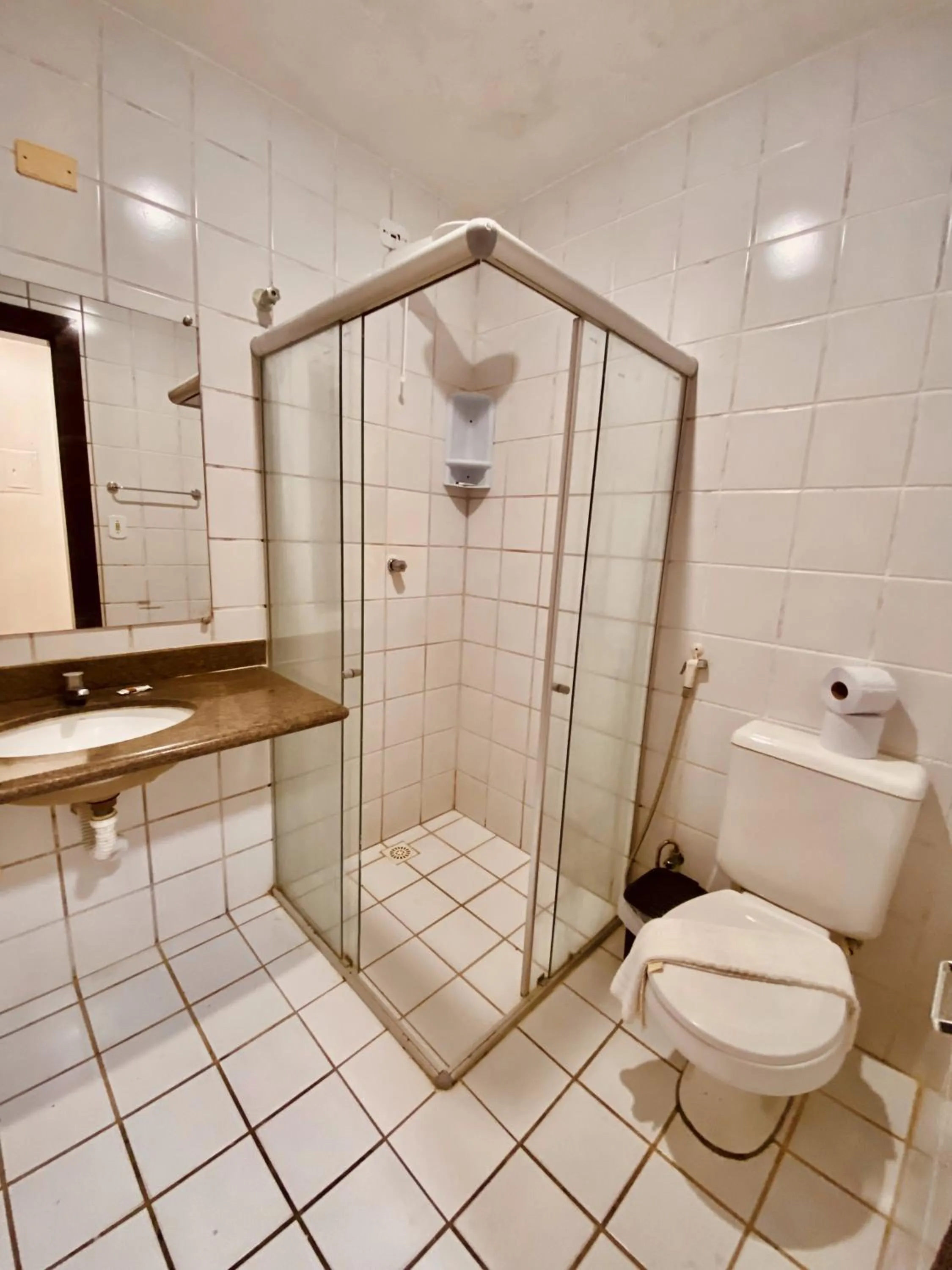 Shower in Hotel Porto das Ancoras