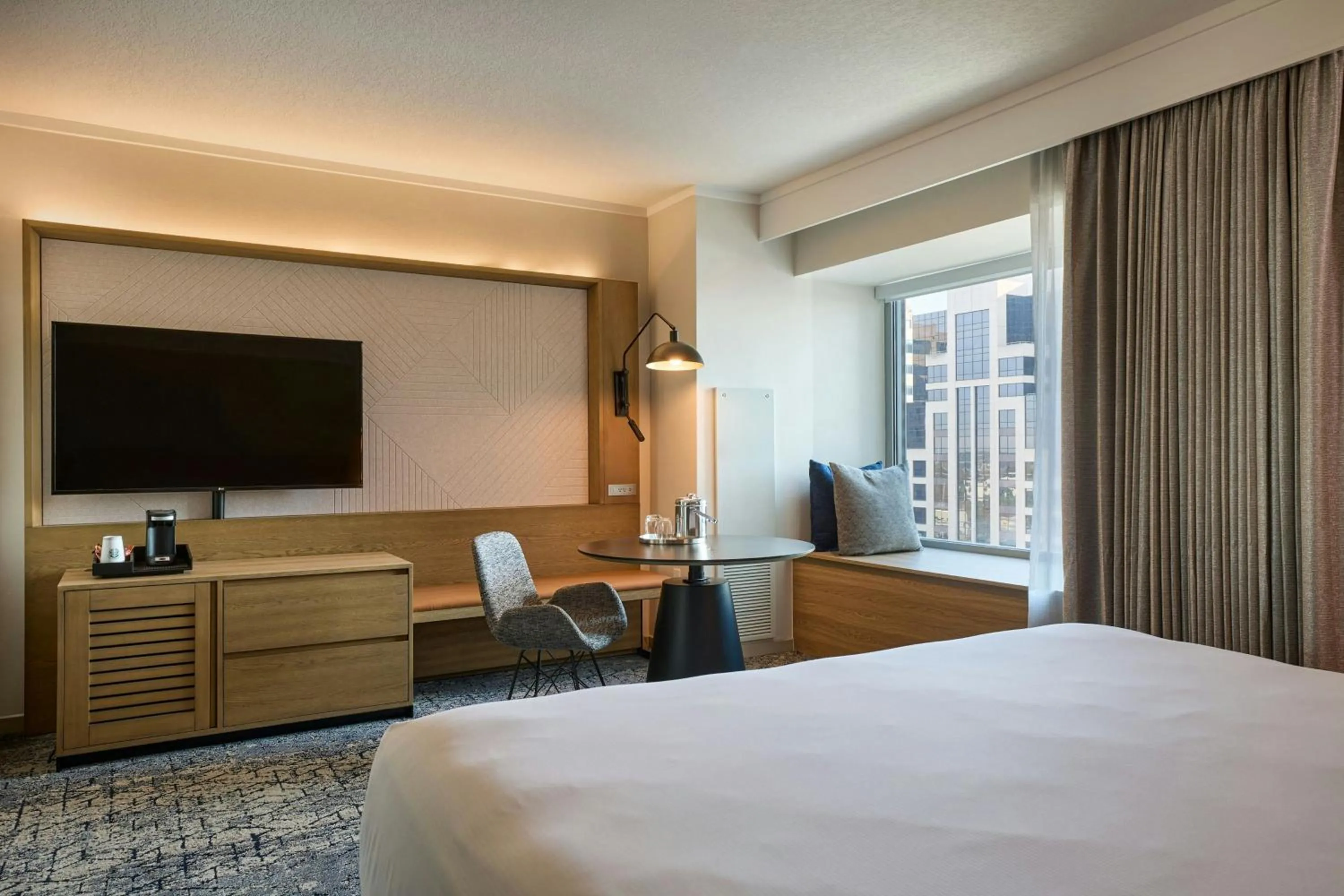 Photo of the whole room, Bed in Sheraton Grand Sacramento