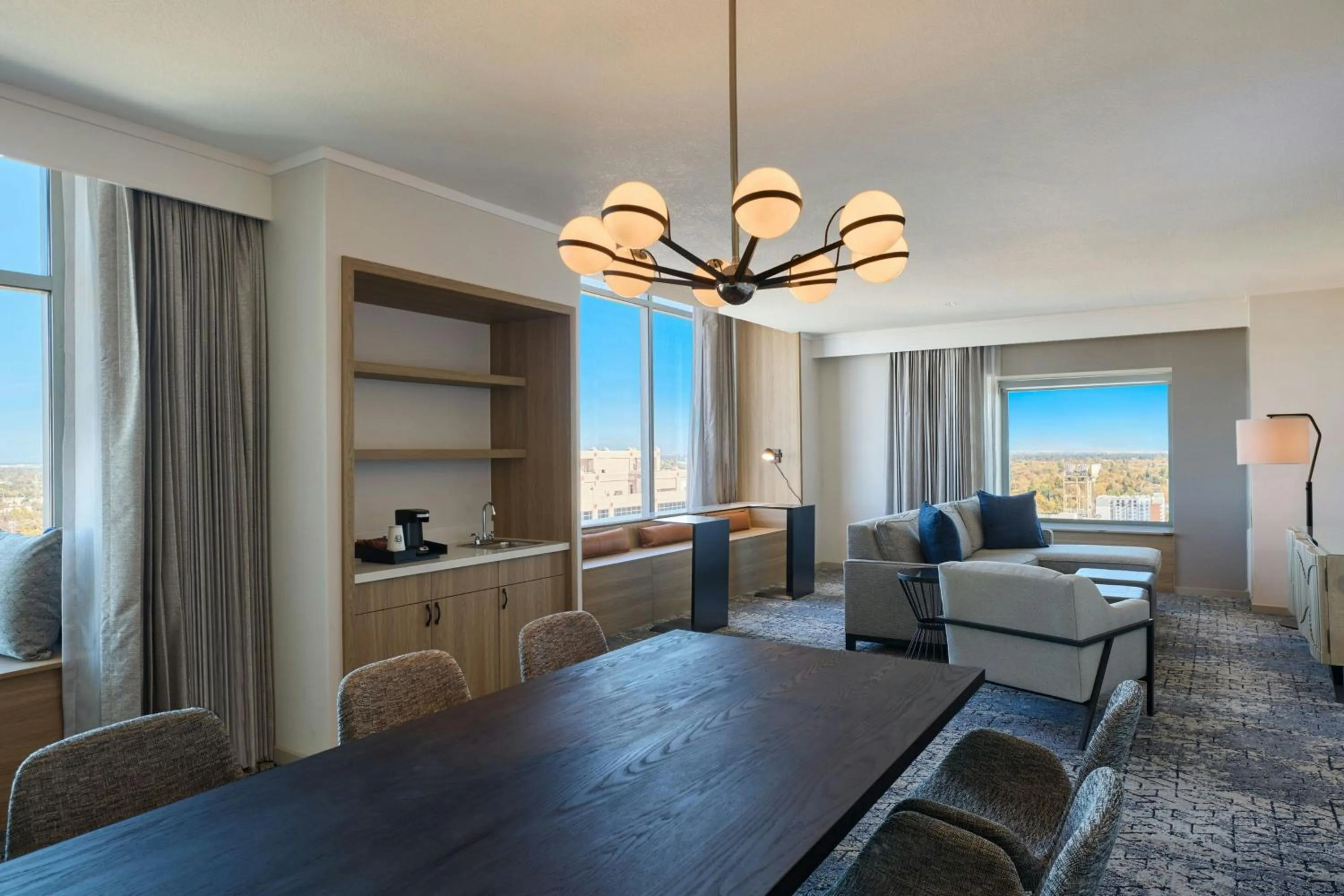 Lounge or bar in Sheraton Grand Sacramento