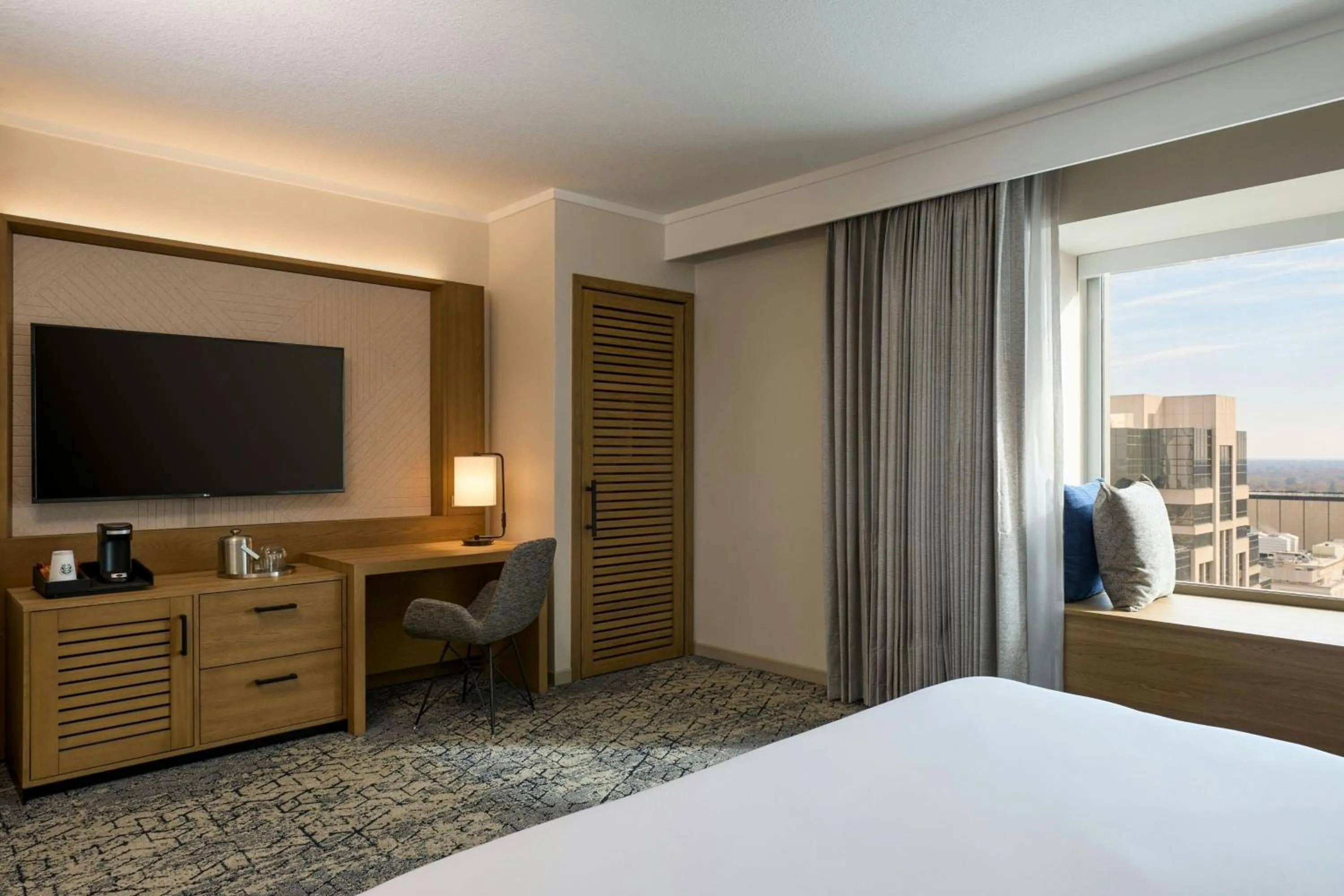 Photo of the whole room, Bed in Sheraton Grand Sacramento