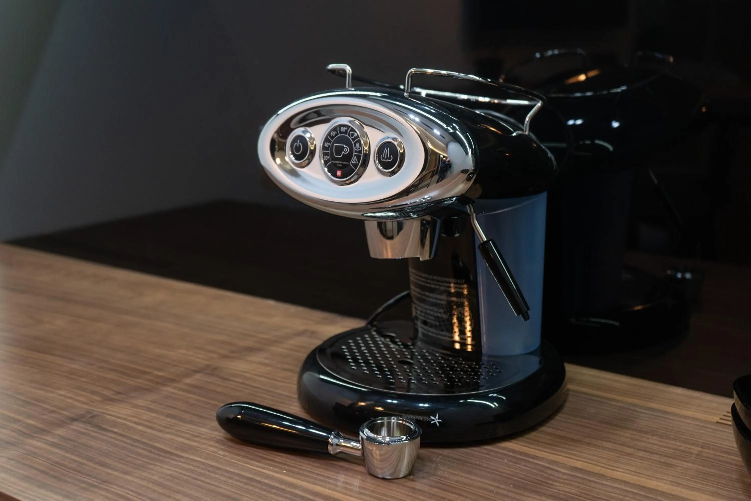 Coffee/tea facilities in Black Pearl Luxury Suites