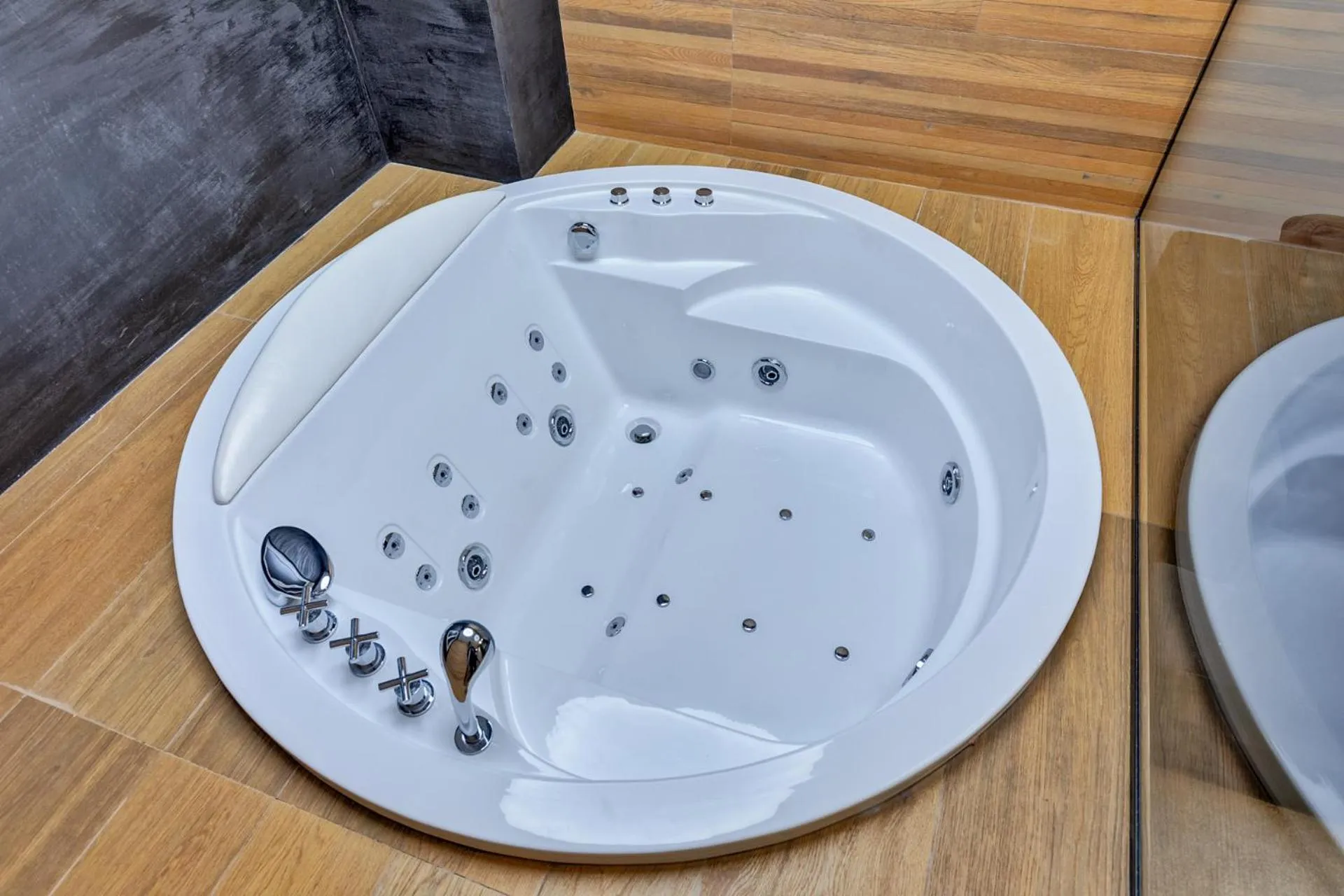 Hot Tub in Black Pearl Luxury Suites