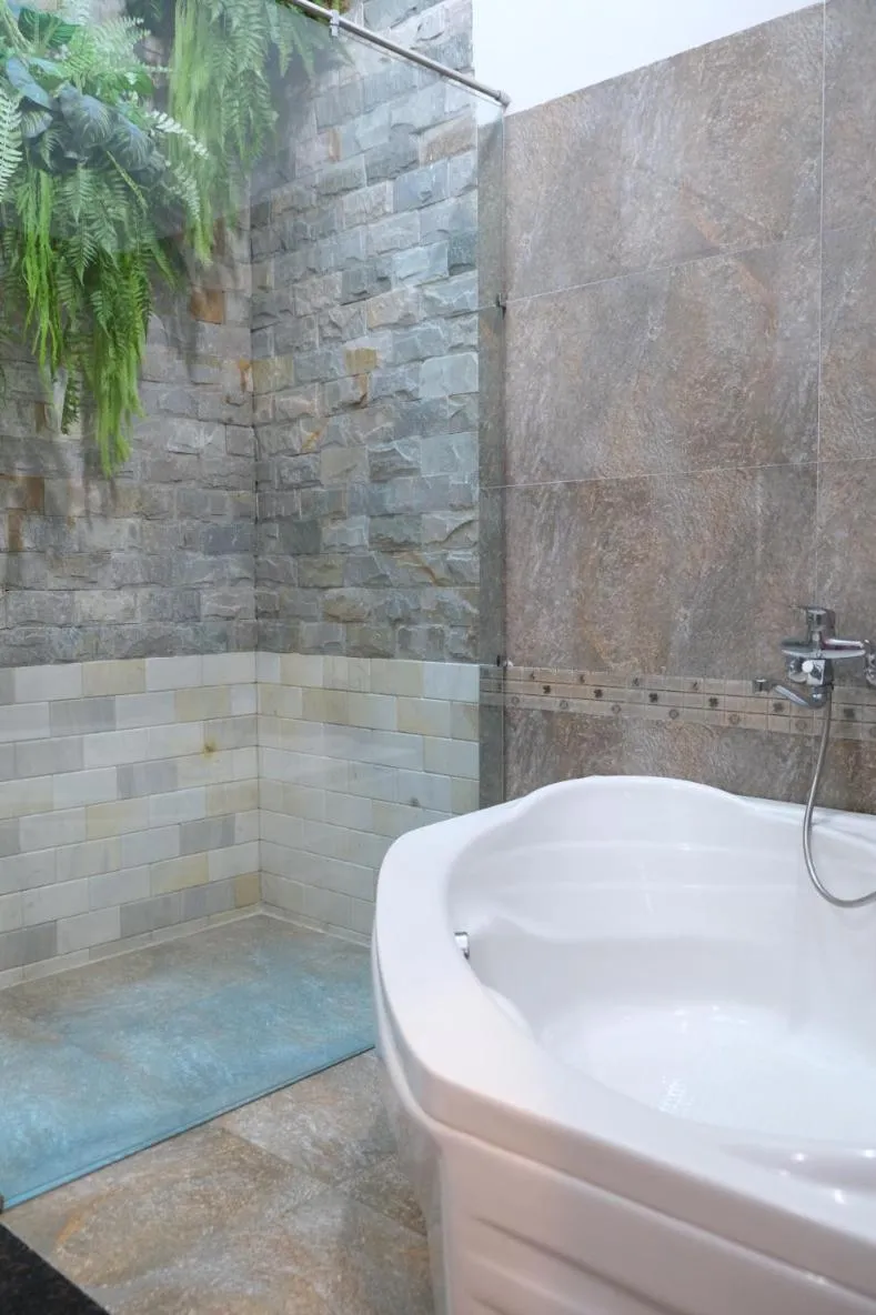 Shower in Tuyet Suong Villa Hotel