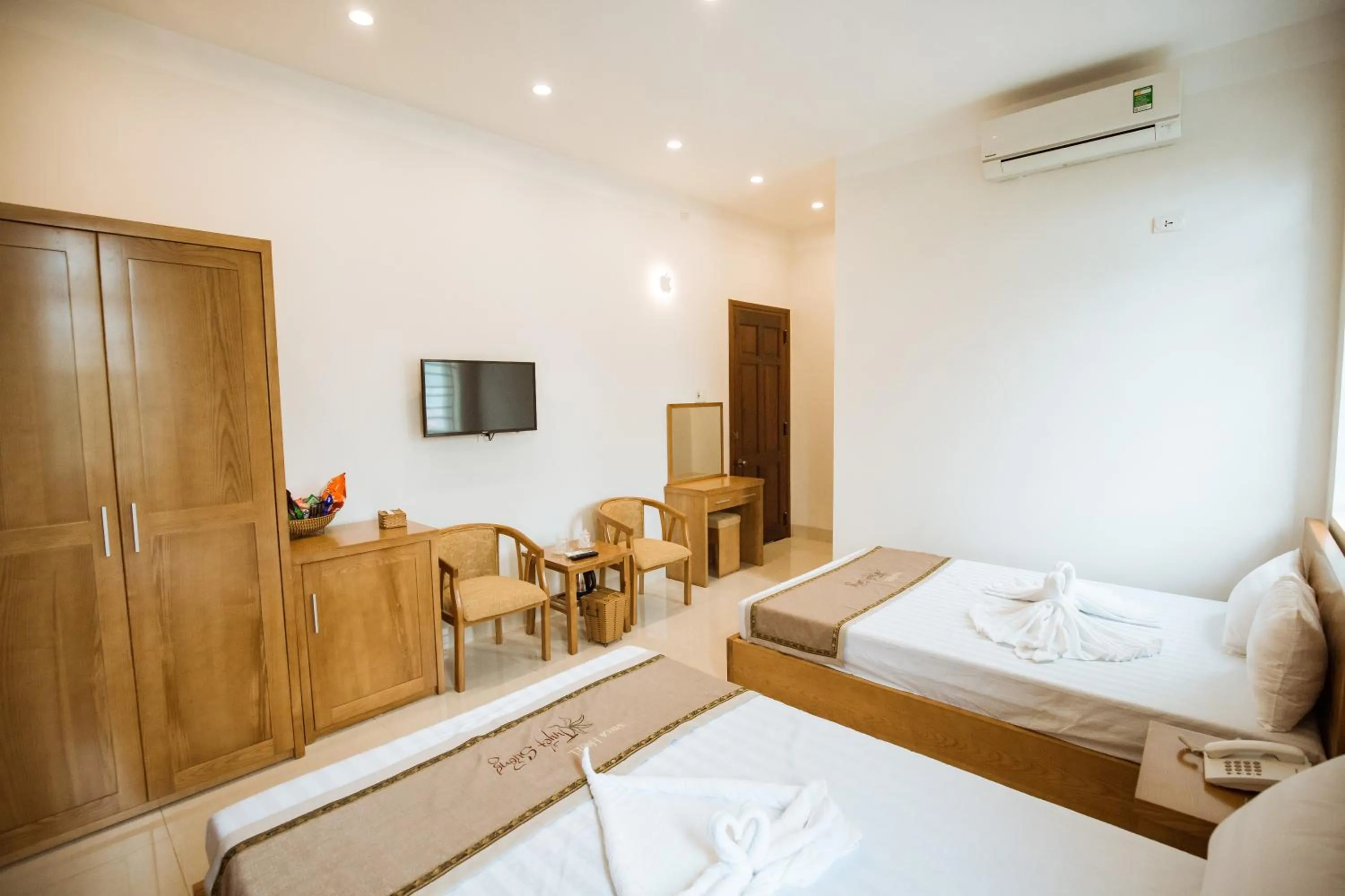 Photo of the whole room, Bed in Tuyet Suong Villa Hotel