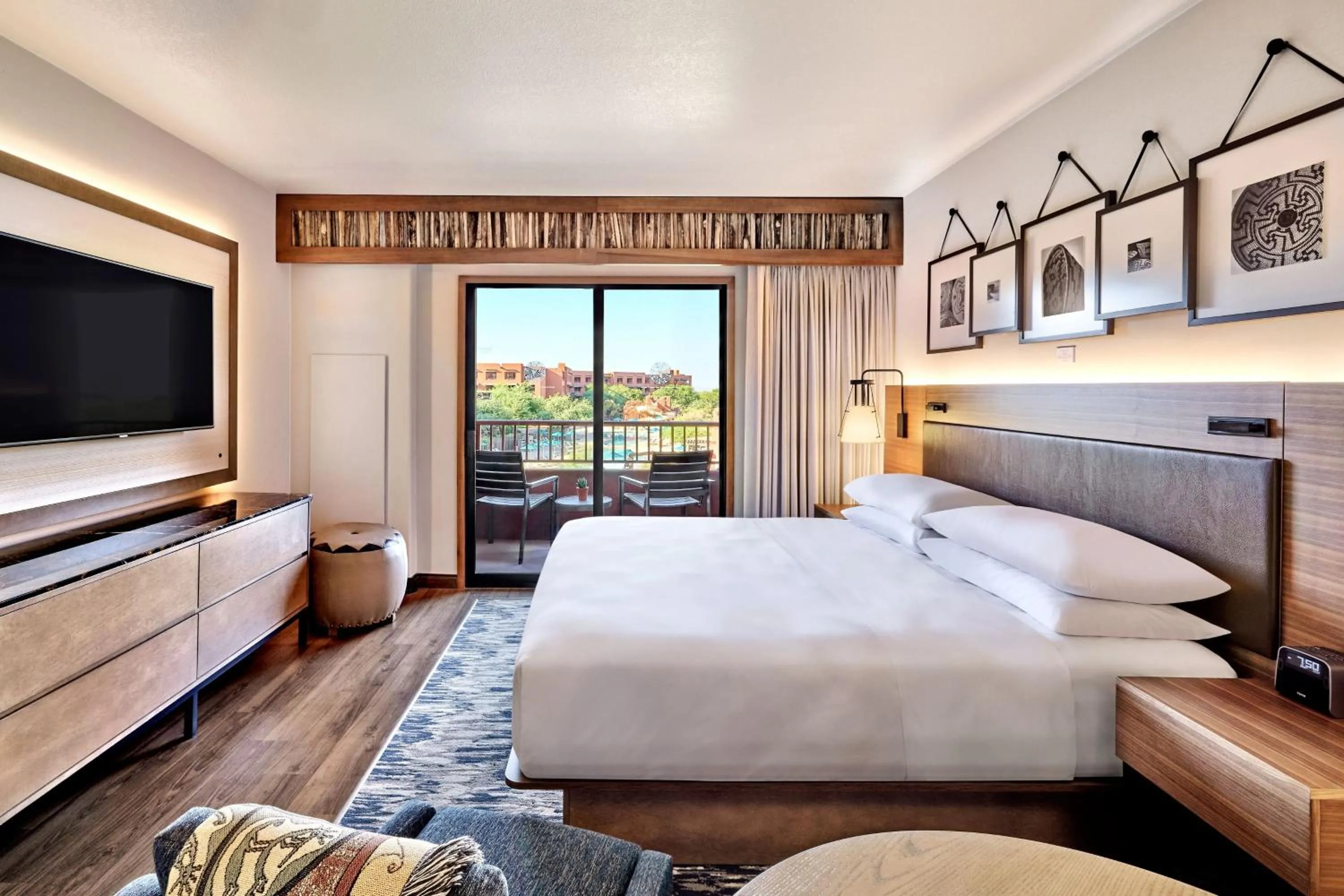 Swimming pool, Bed in Sheraton Grand at Wild Horse Pass