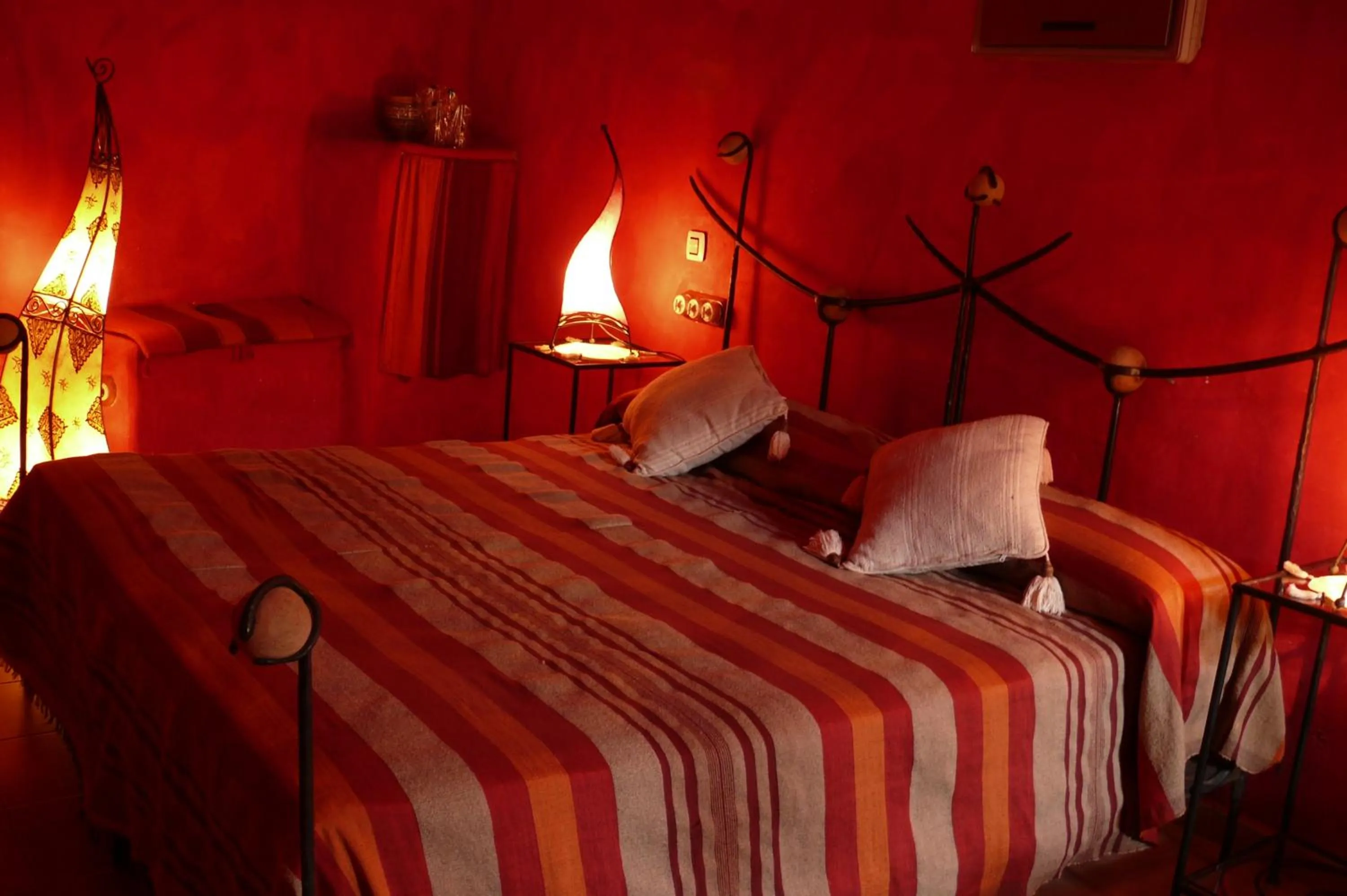 Bed in Hotel Cueva Tardienta Monegros-Adults Only