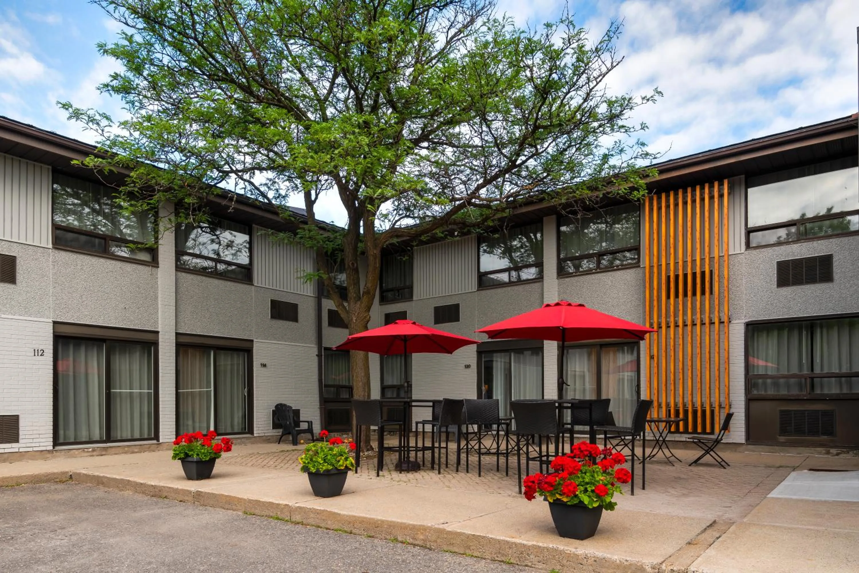 Patio in Comfort Inn West
