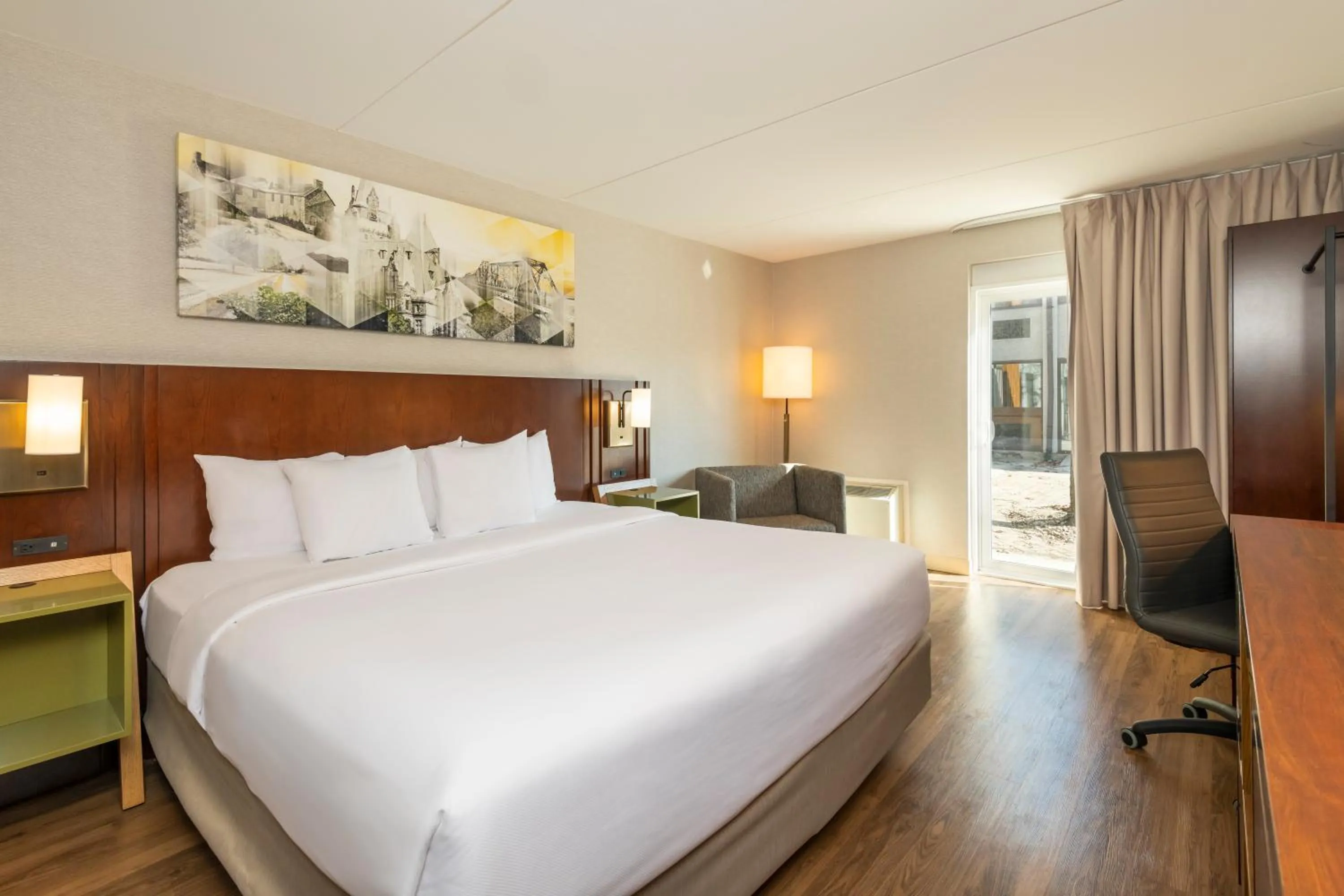 Bed in Comfort Inn West