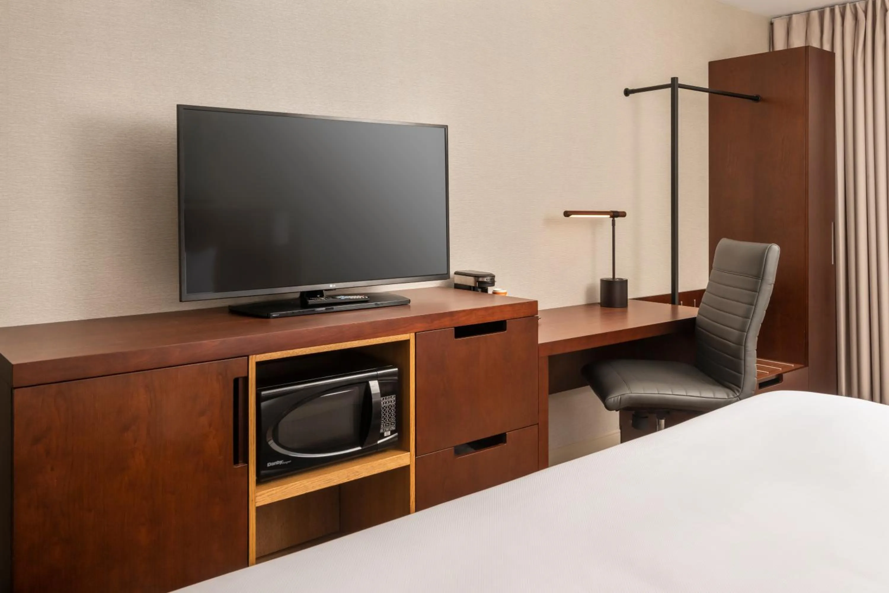 TV and multimedia, Bed in Comfort Inn West