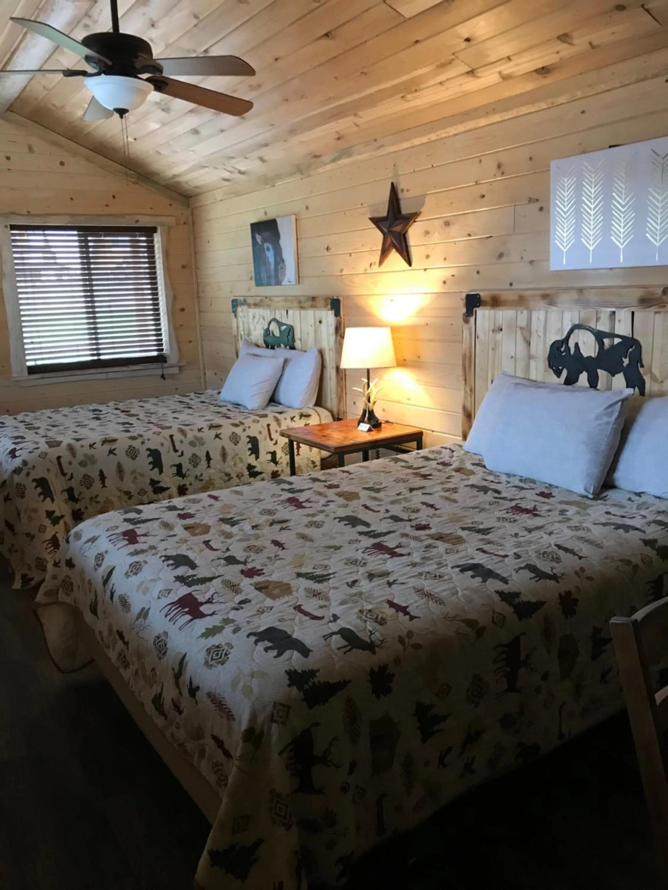 Photo of the whole room, Bed in Drift Lodge