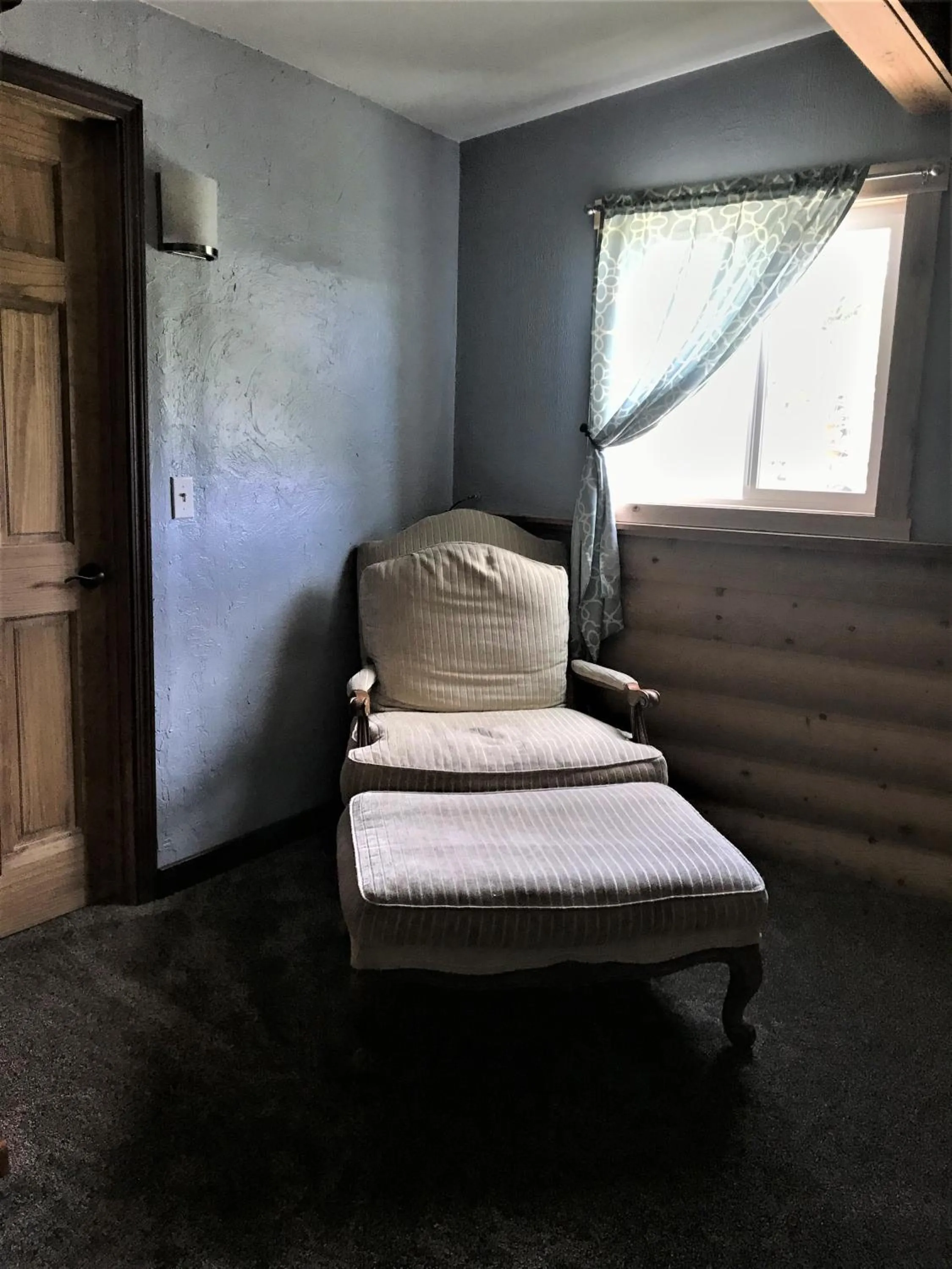 Seating area, Bed in Drift Lodge