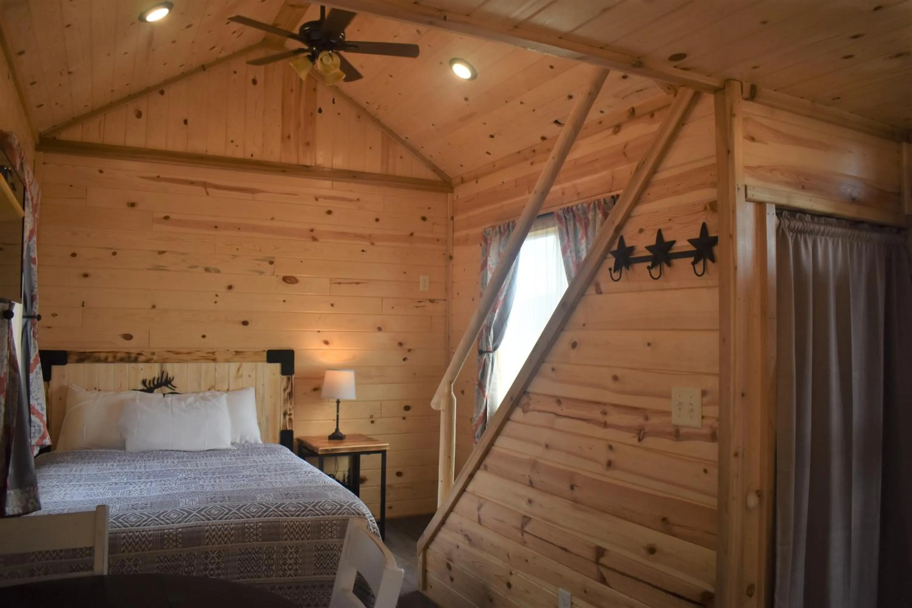 Bedroom, Bed in Drift Lodge