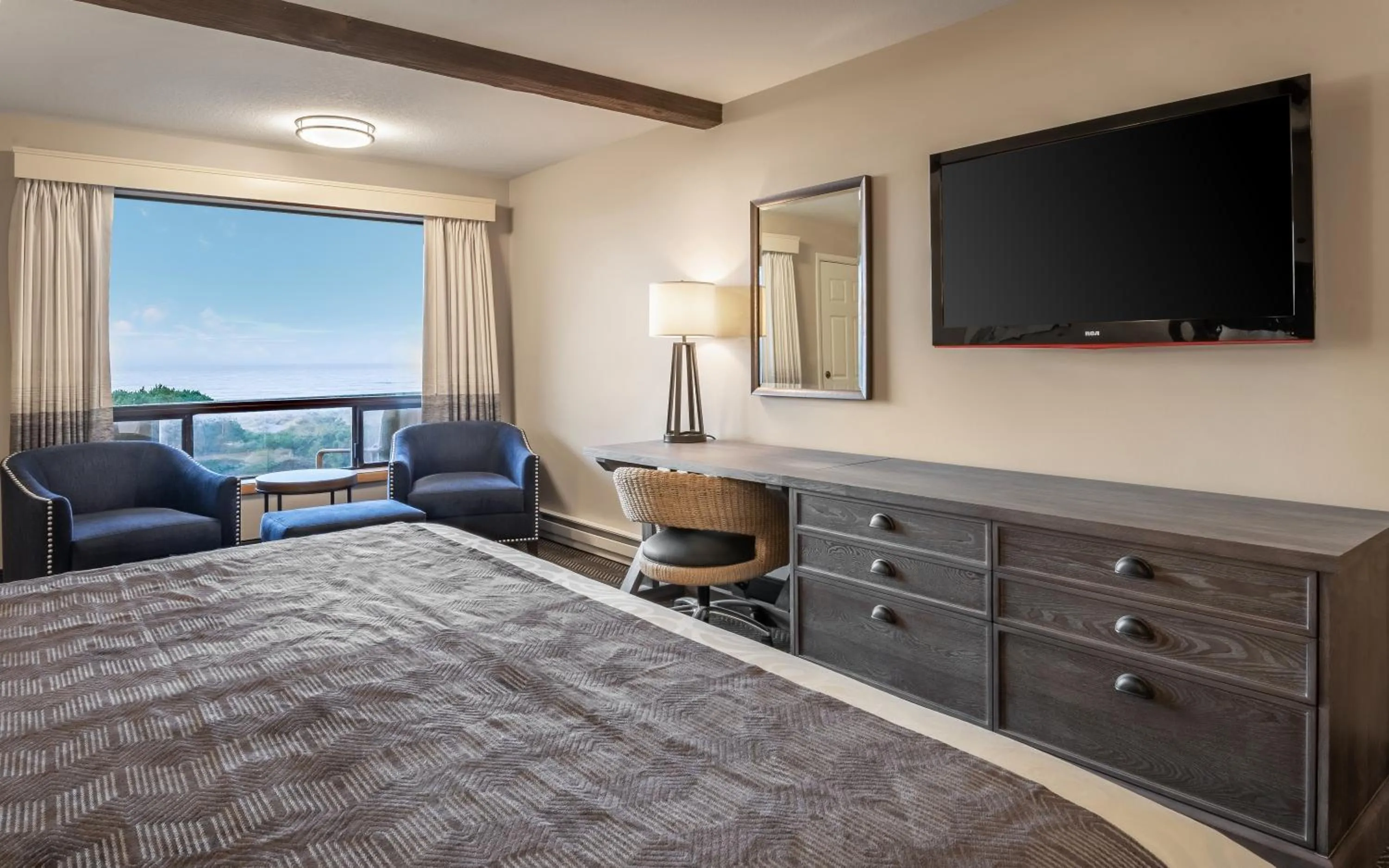 Bedroom, Bed in Gold Beach Inn