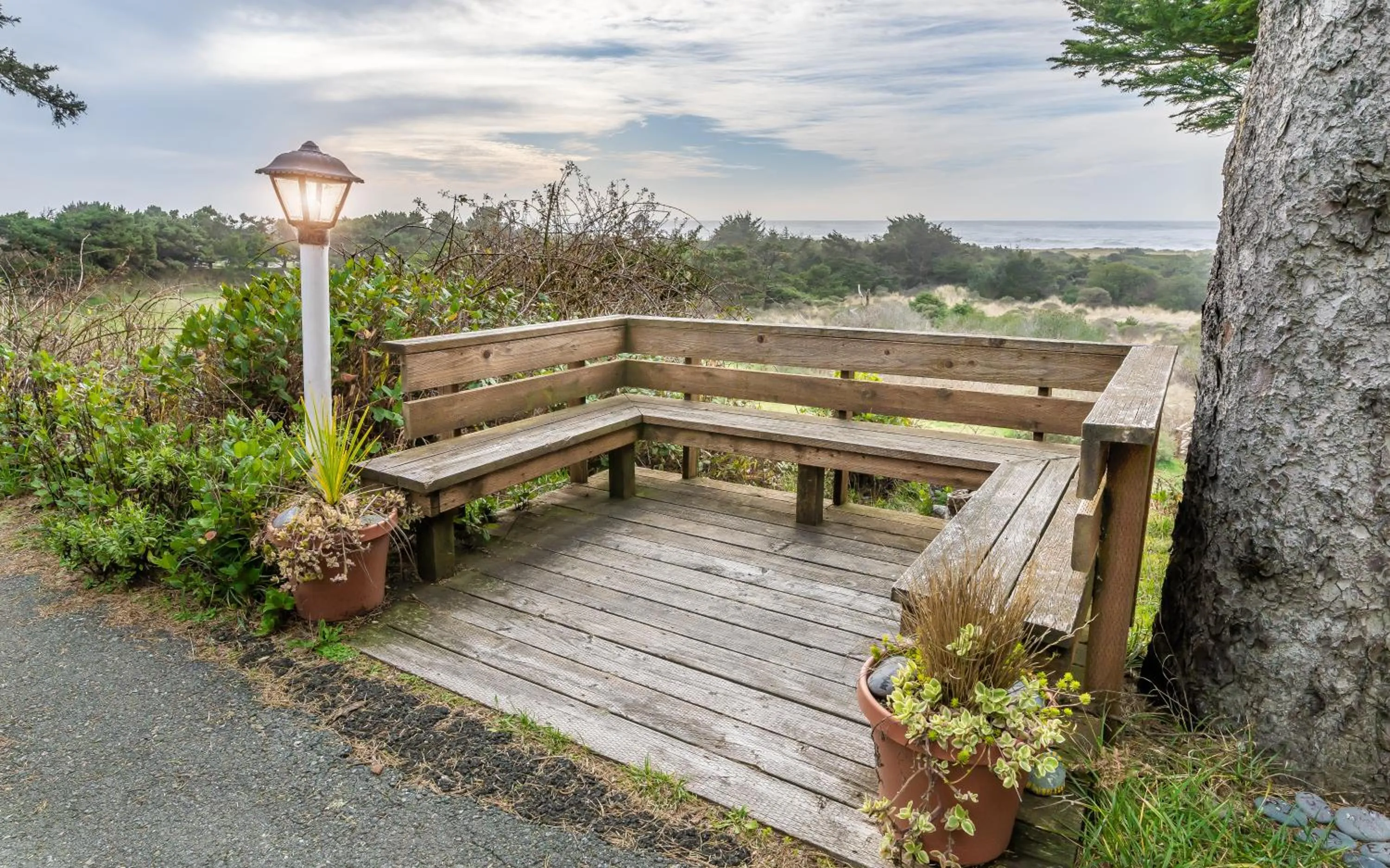 Seating area in Gold Beach Inn