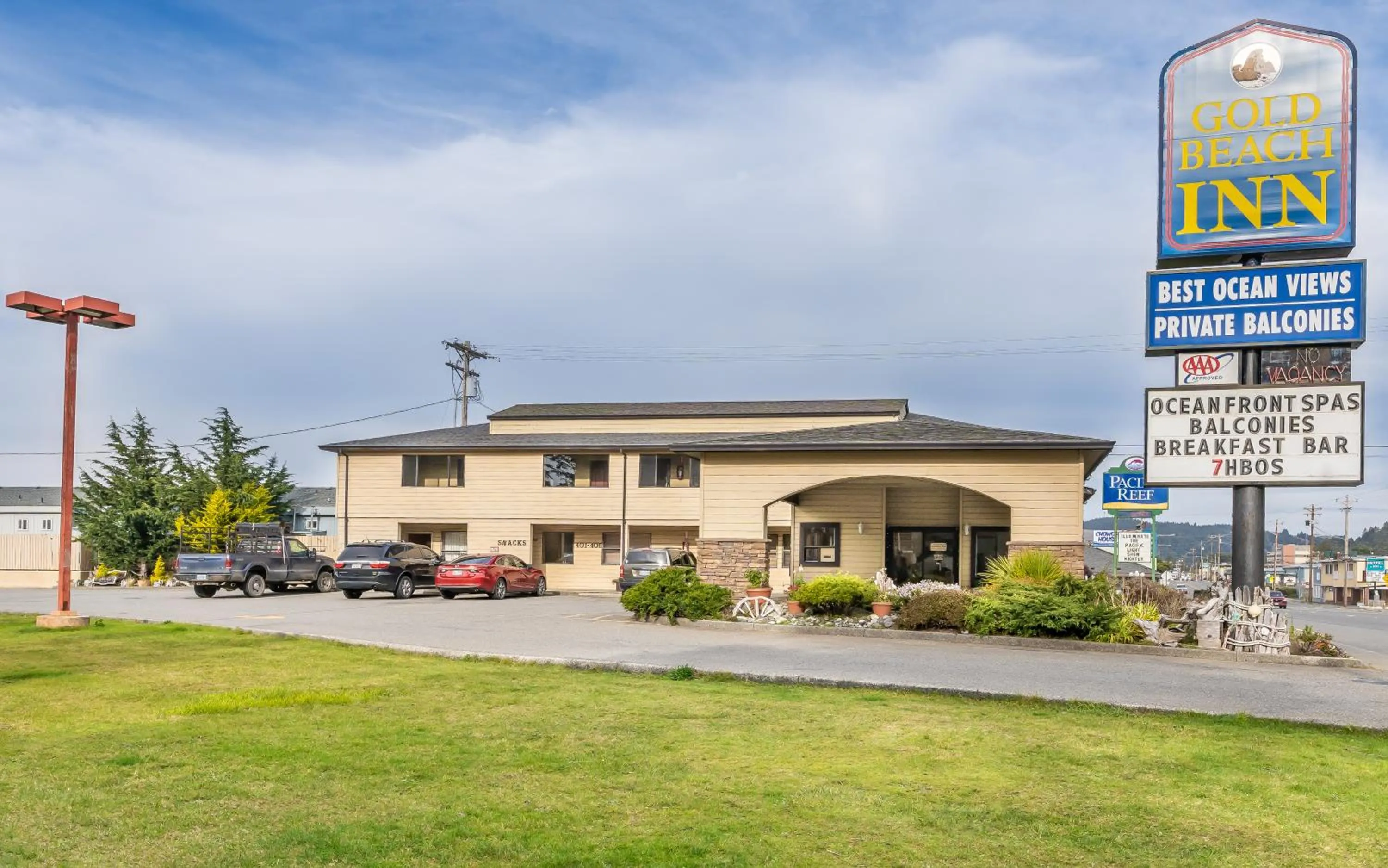 Property building in Gold Beach Inn