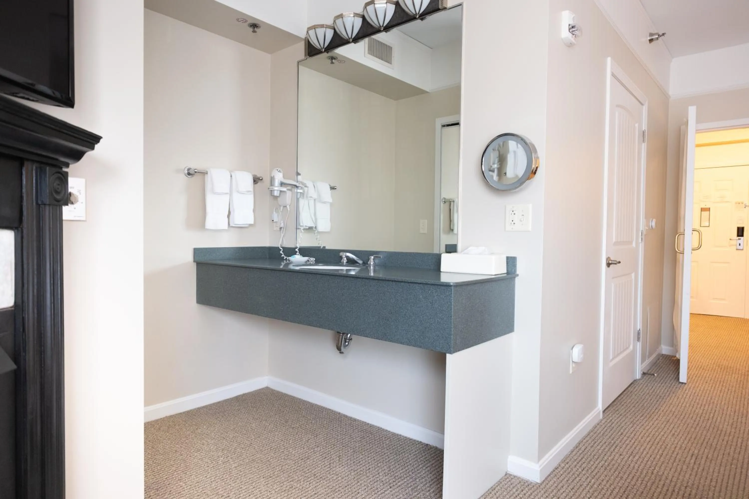 Photo of the whole room in Senator Inn & Spa