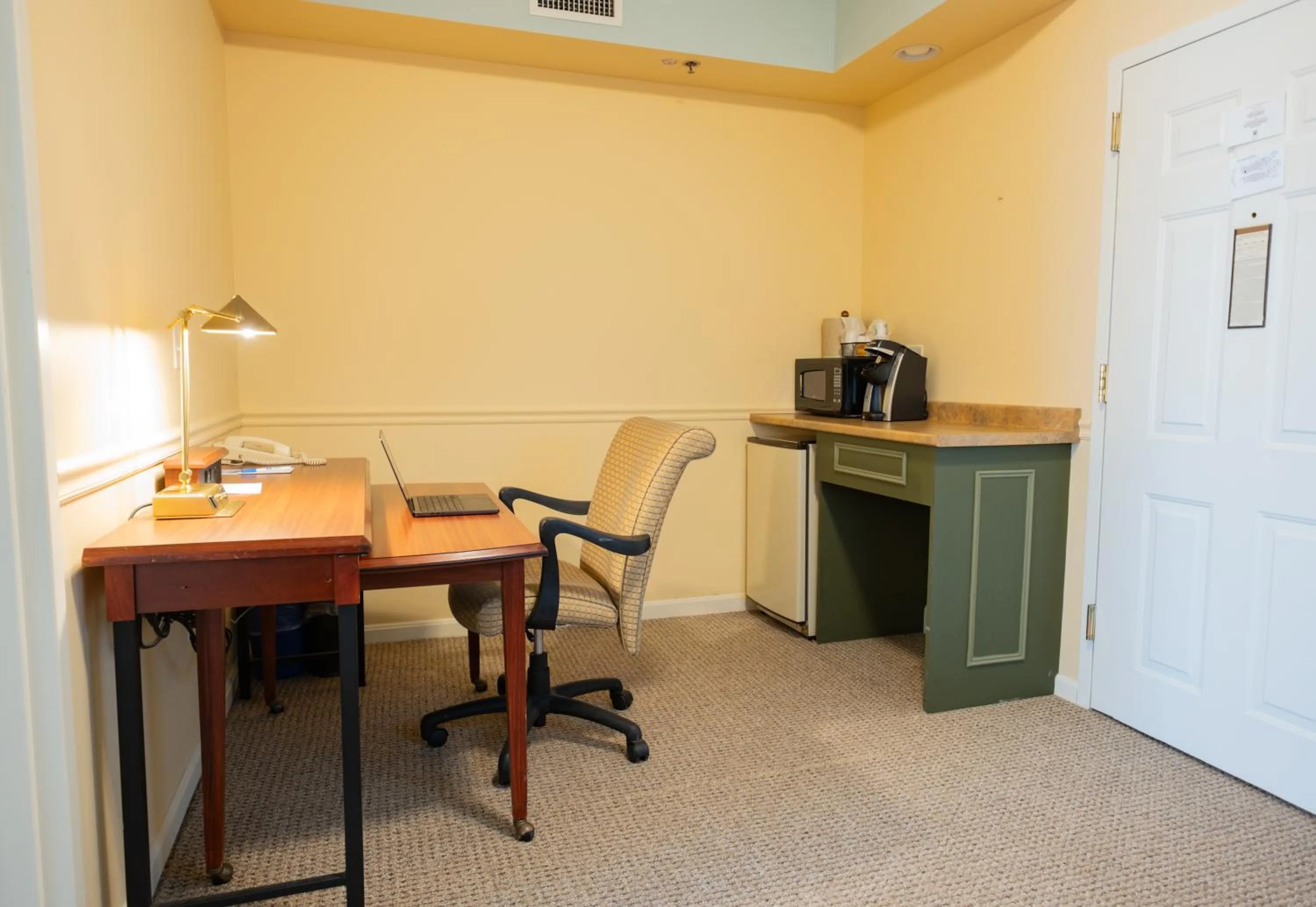 Coffee/tea facilities in Senator Inn & Spa