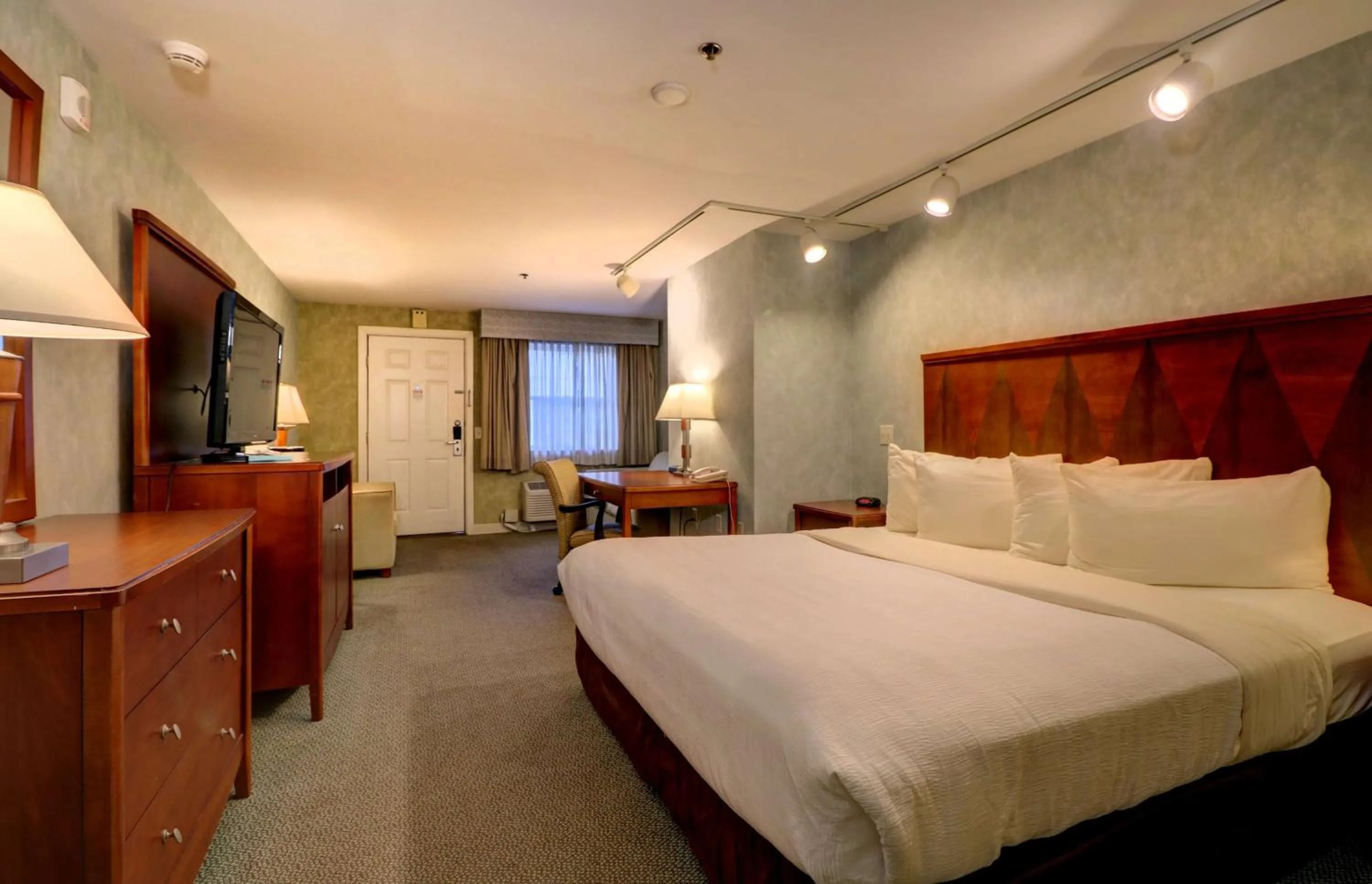 Bedroom, Bed in Senator Inn & Spa