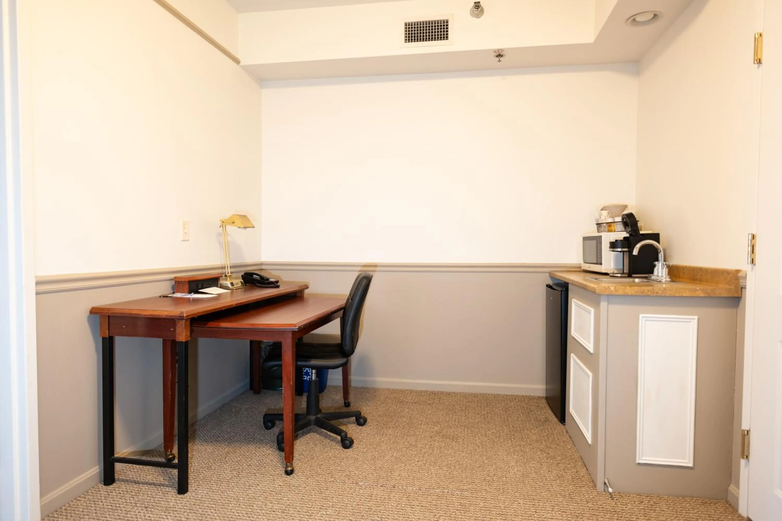 Coffee/tea facilities in Senator Inn & Spa