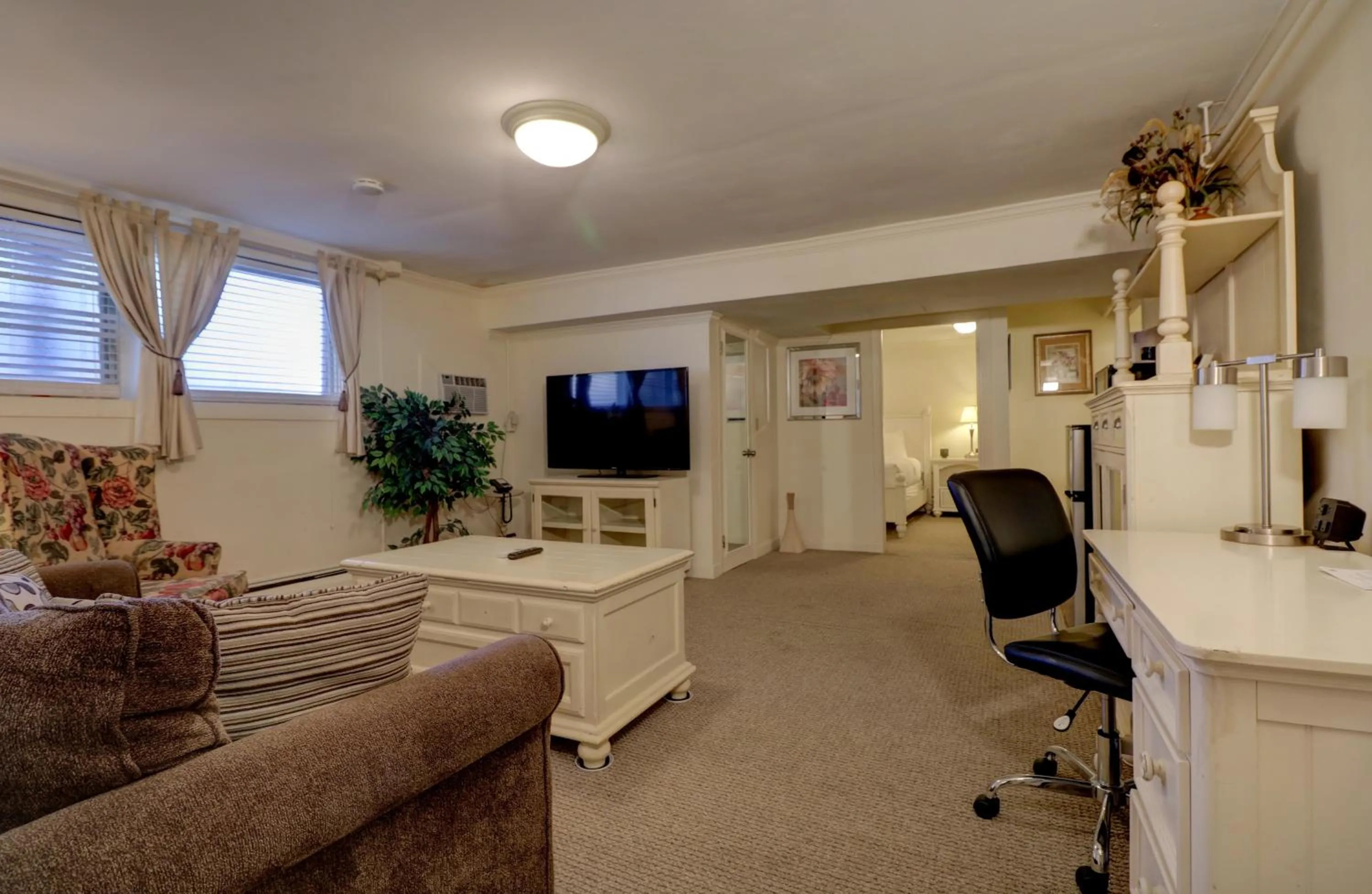 Apartment-style 1 King 1 Queen in Senator Inn & Spa