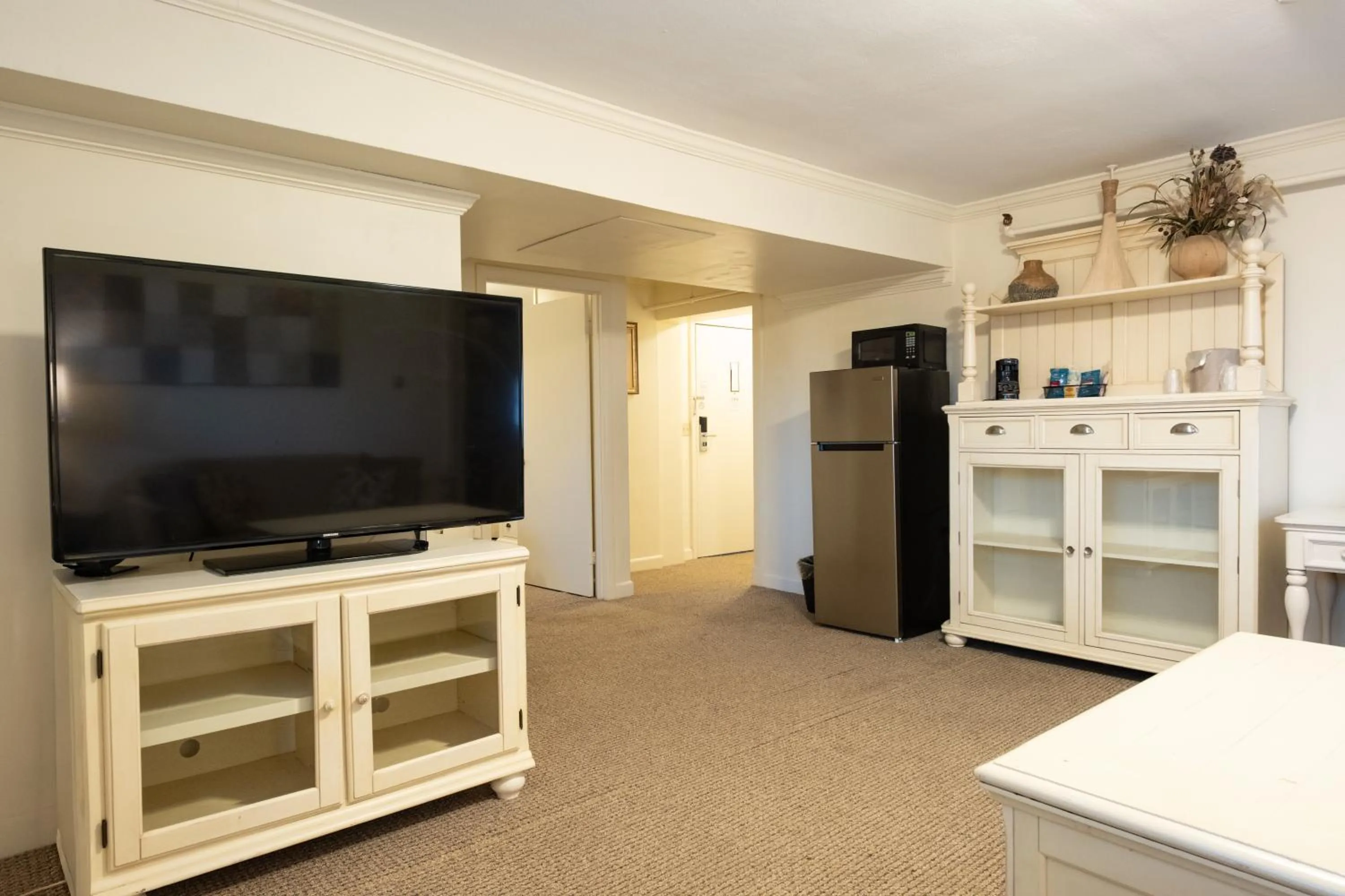 Communal lounge/ TV room in Senator Inn & Spa