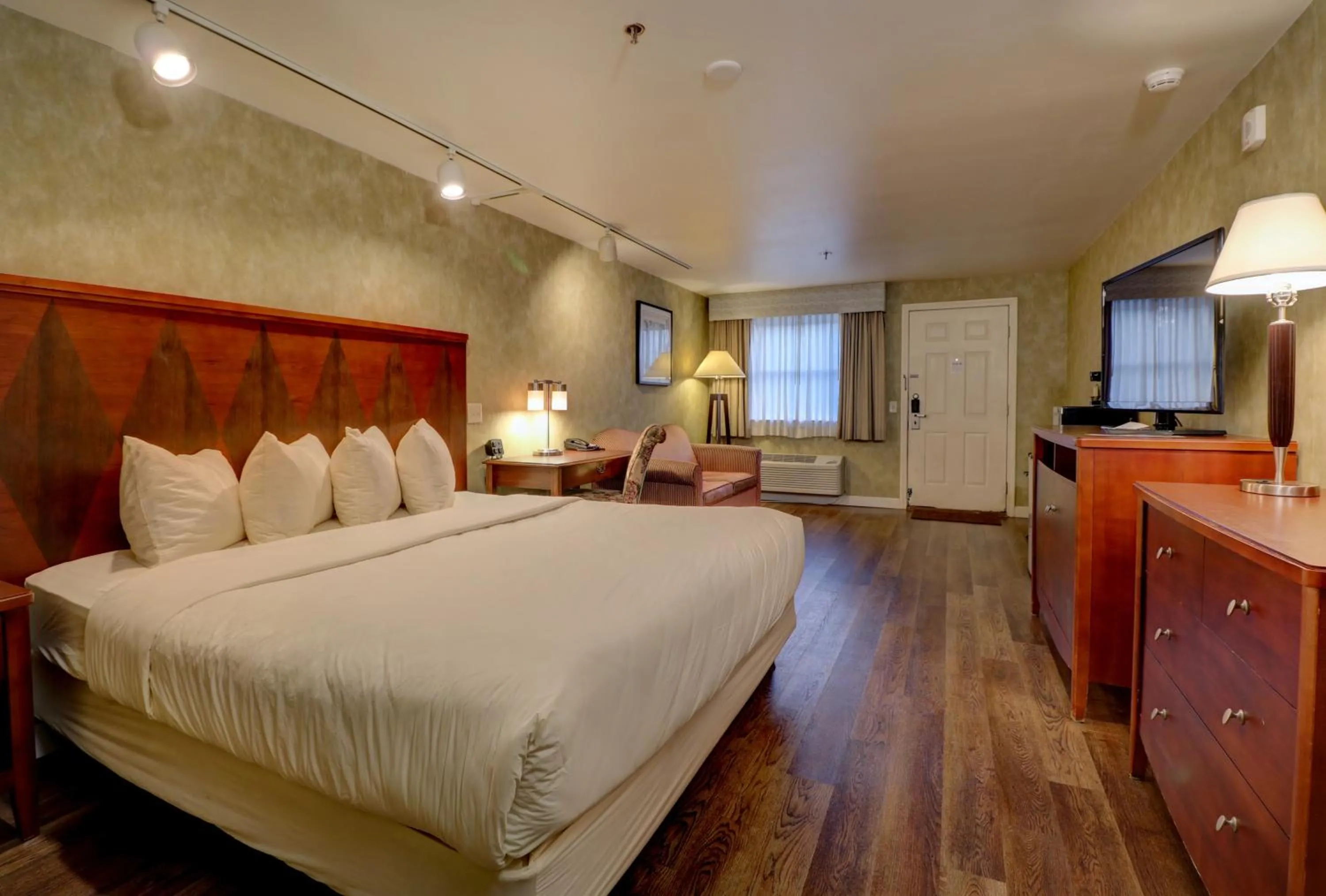 Photo of the whole room, Bed in Senator Inn & Spa