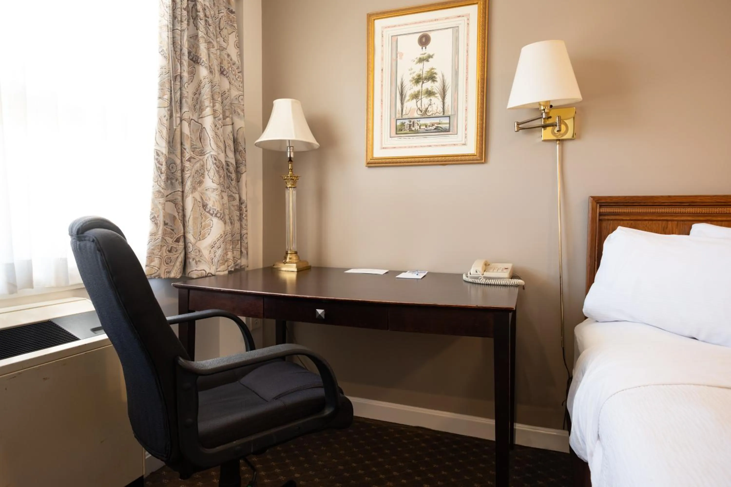 Seating area, Bed in Senator Inn & Spa