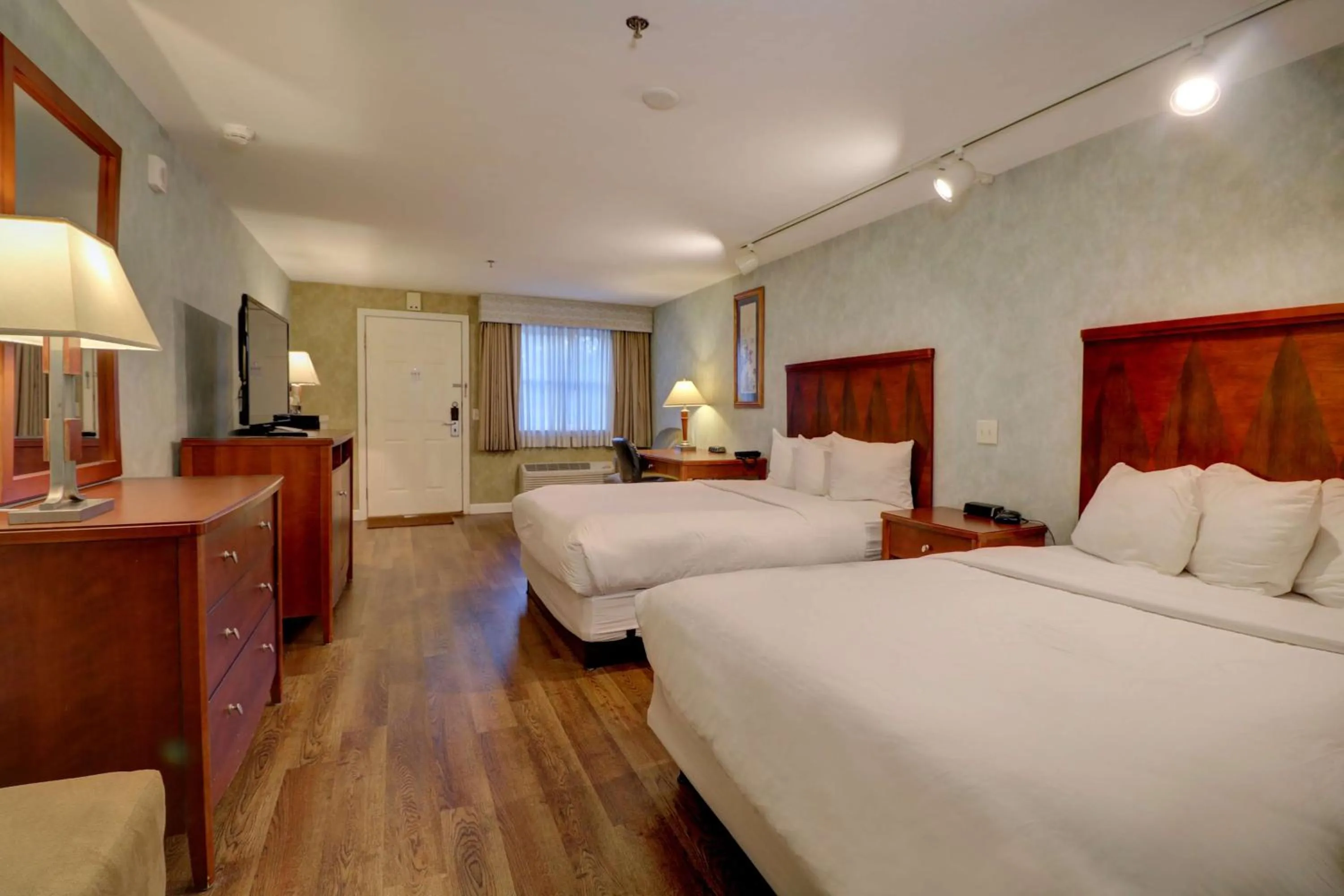 Bedroom, Bed in Senator Inn & Spa