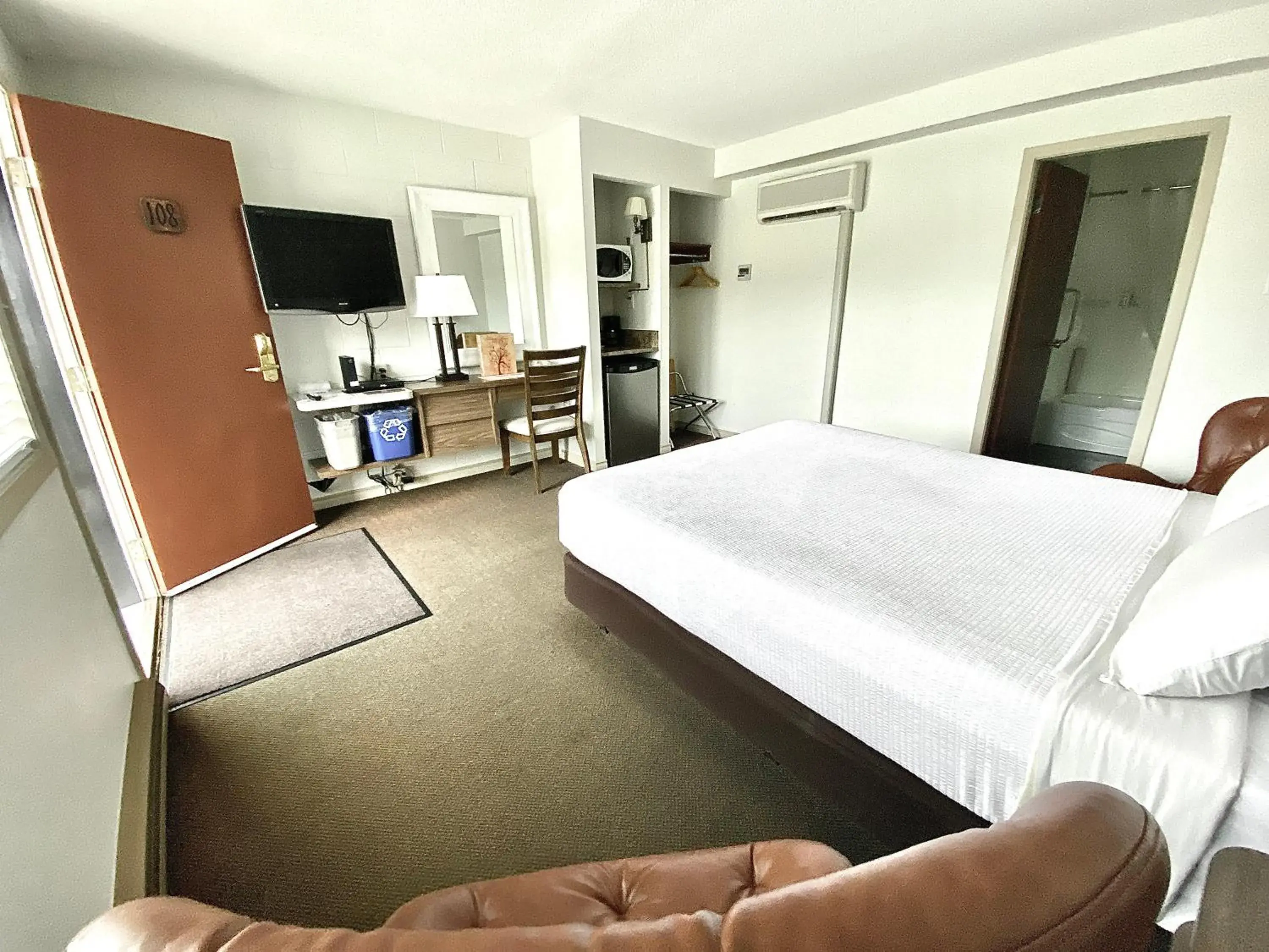 Standard Queen Room in Arbutus Grove Motel Standard Queen Room in Arbutus Grove Motel