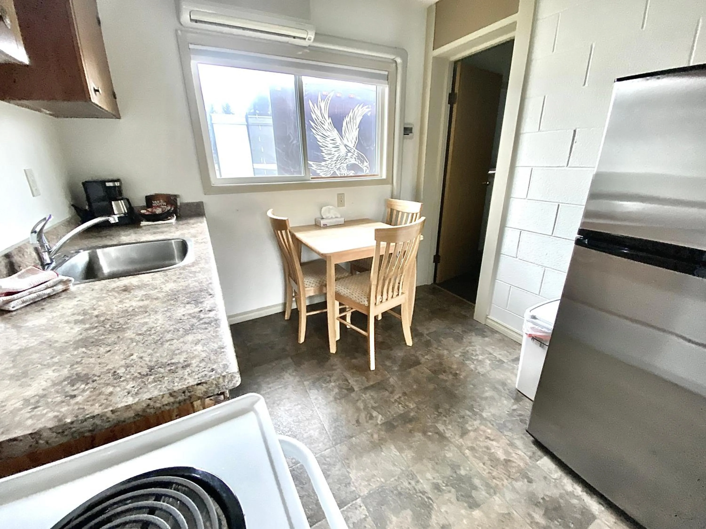 kitchen in Arbutus Grove Motel
