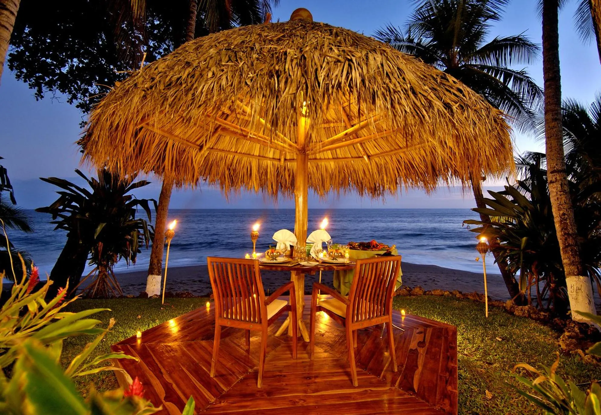 Restaurant/places to eat in Tango Mar Beachfront Boutique Hotel & Villas