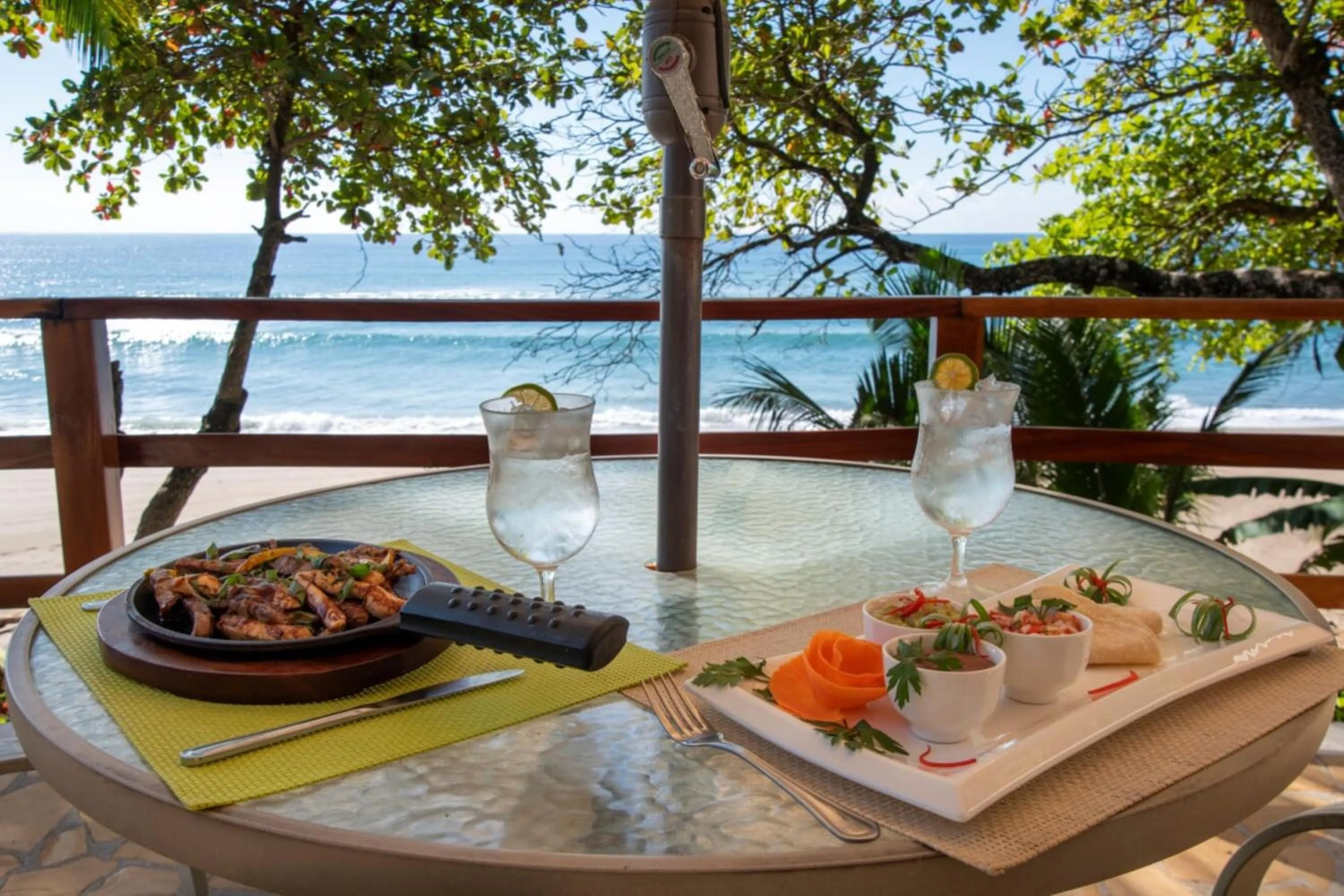 Restaurant/places to eat in Tango Mar Beachfront Boutique Hotel & Villas