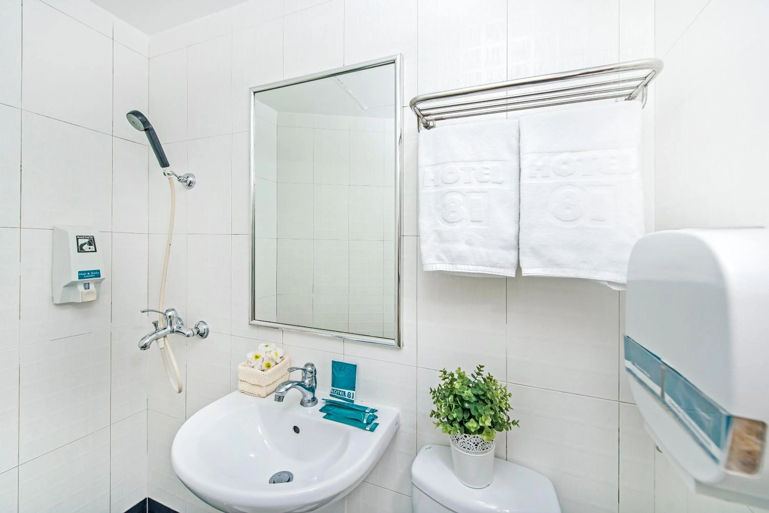 Toilet in Hotel 81 Sakura