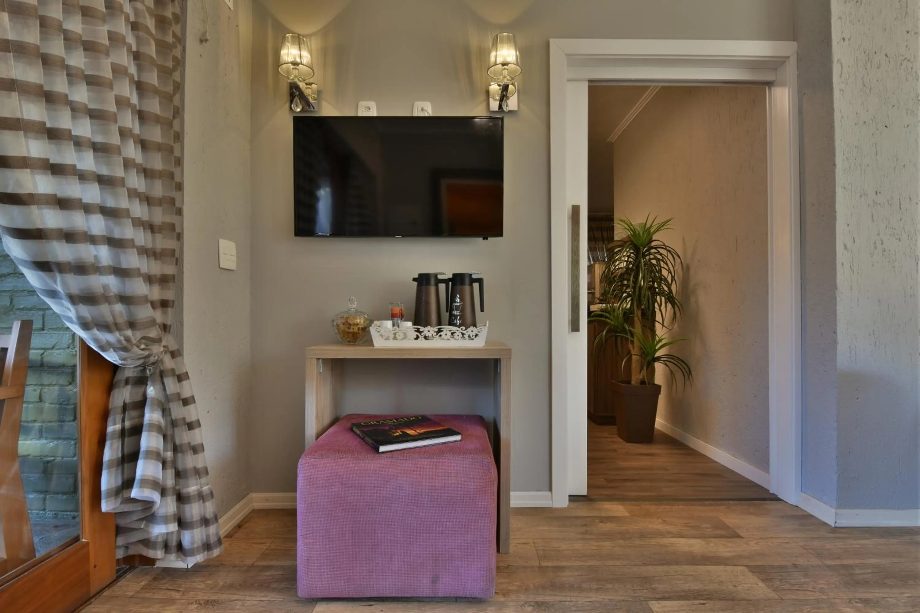 Communal lounge/ TV room in Pousada Solar Viena