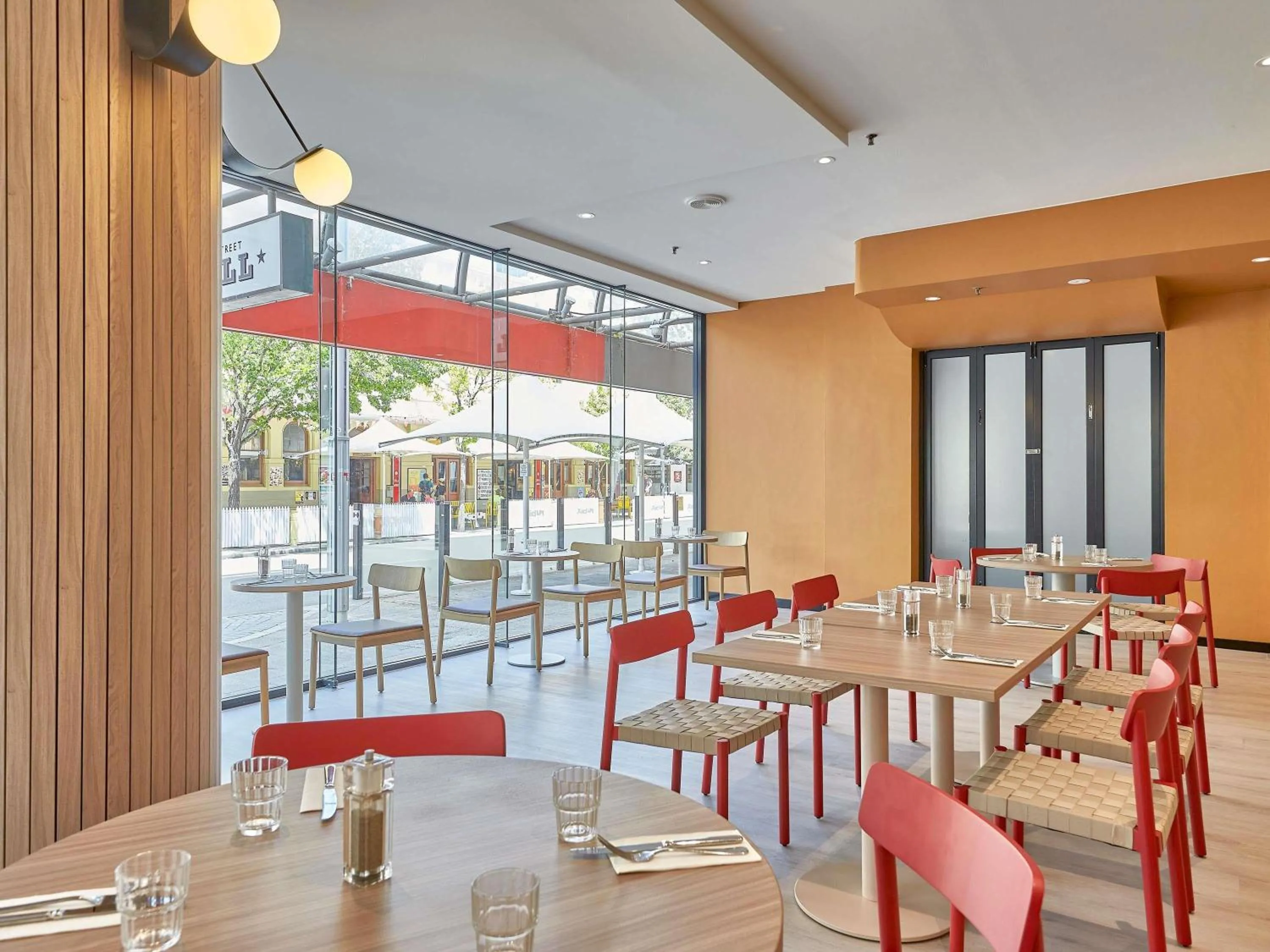 Restaurant/places to eat in ibis Perth